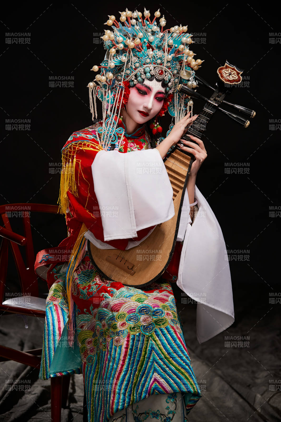 装扮国粹京剧贵妃醉酒角色形象的中国少女