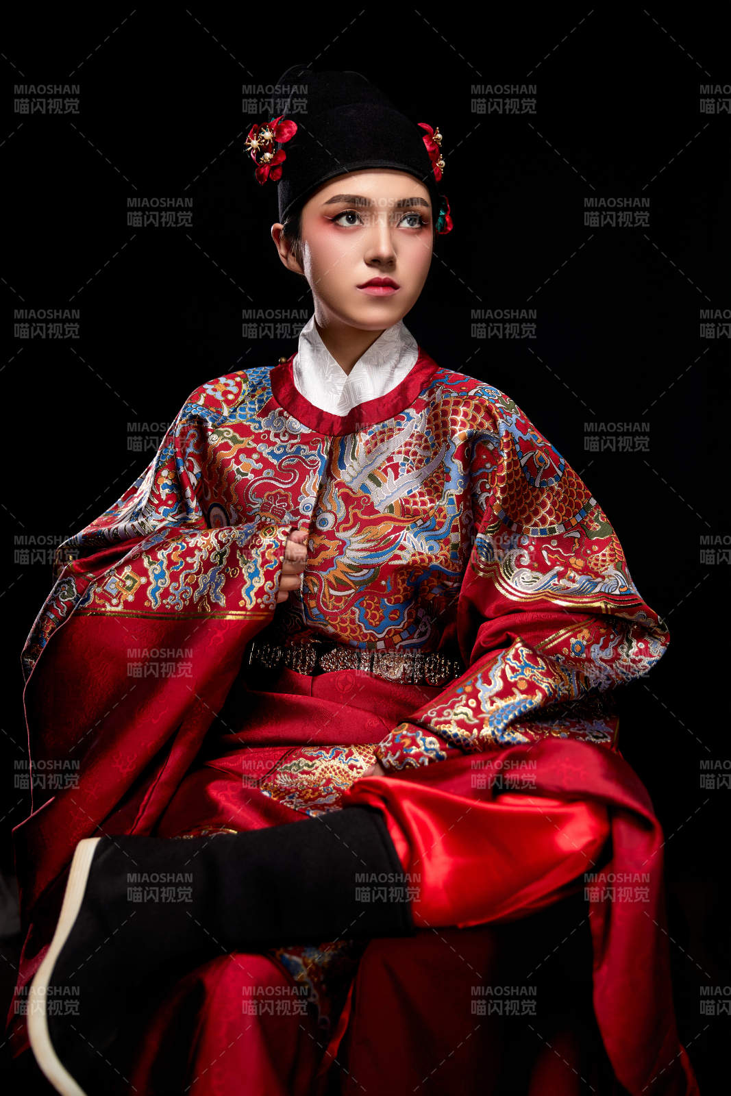 黑色背景下身著明代飛魚服的青年女性