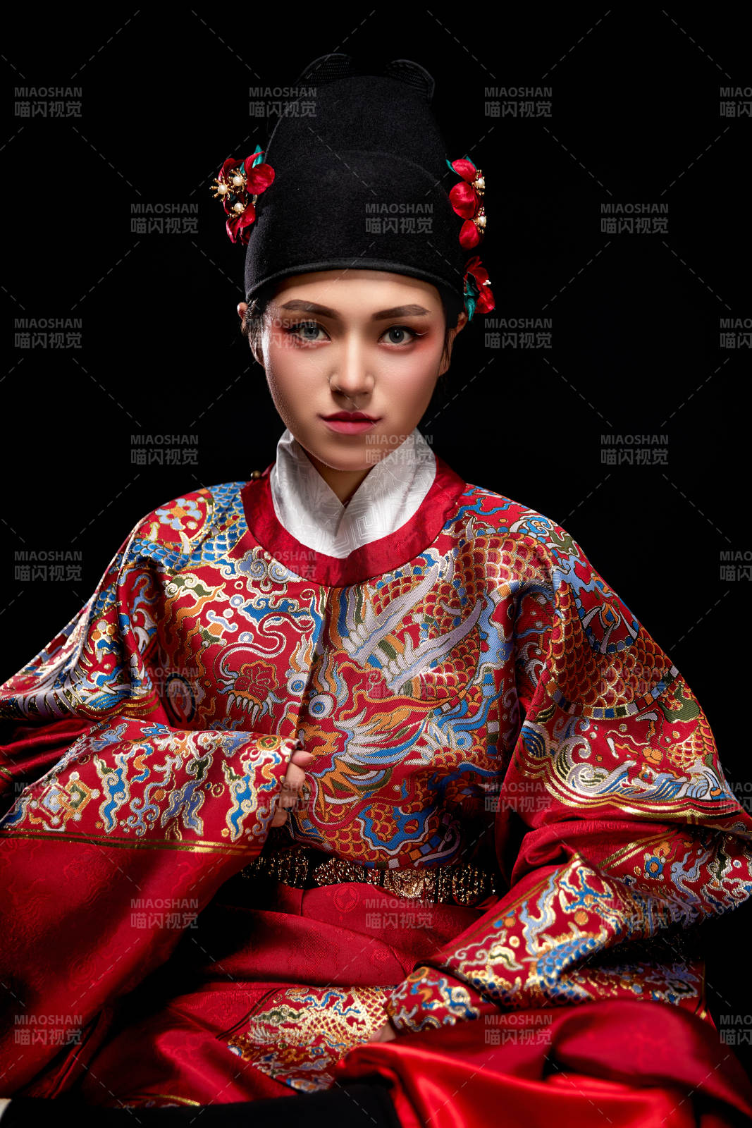 黑色背景下身着明代飞鱼服的青年女性