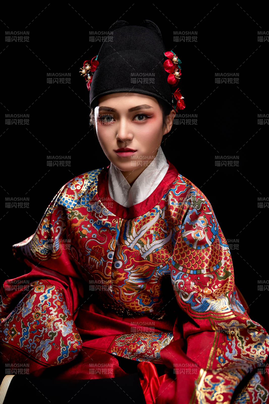 黑色背景下身着明代飞鱼服的青年女性