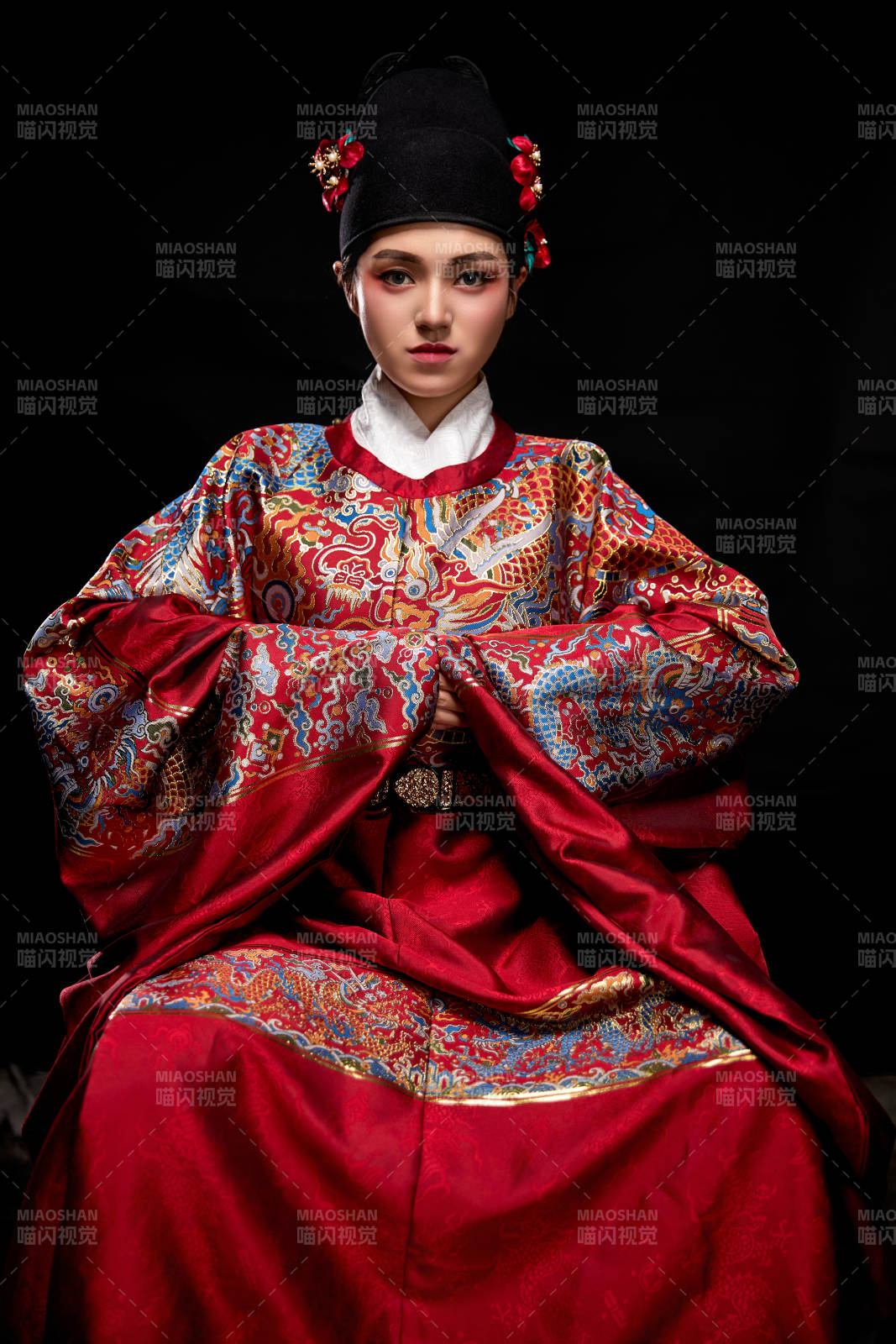 黑色背景下身着明代飞鱼服的青年女性