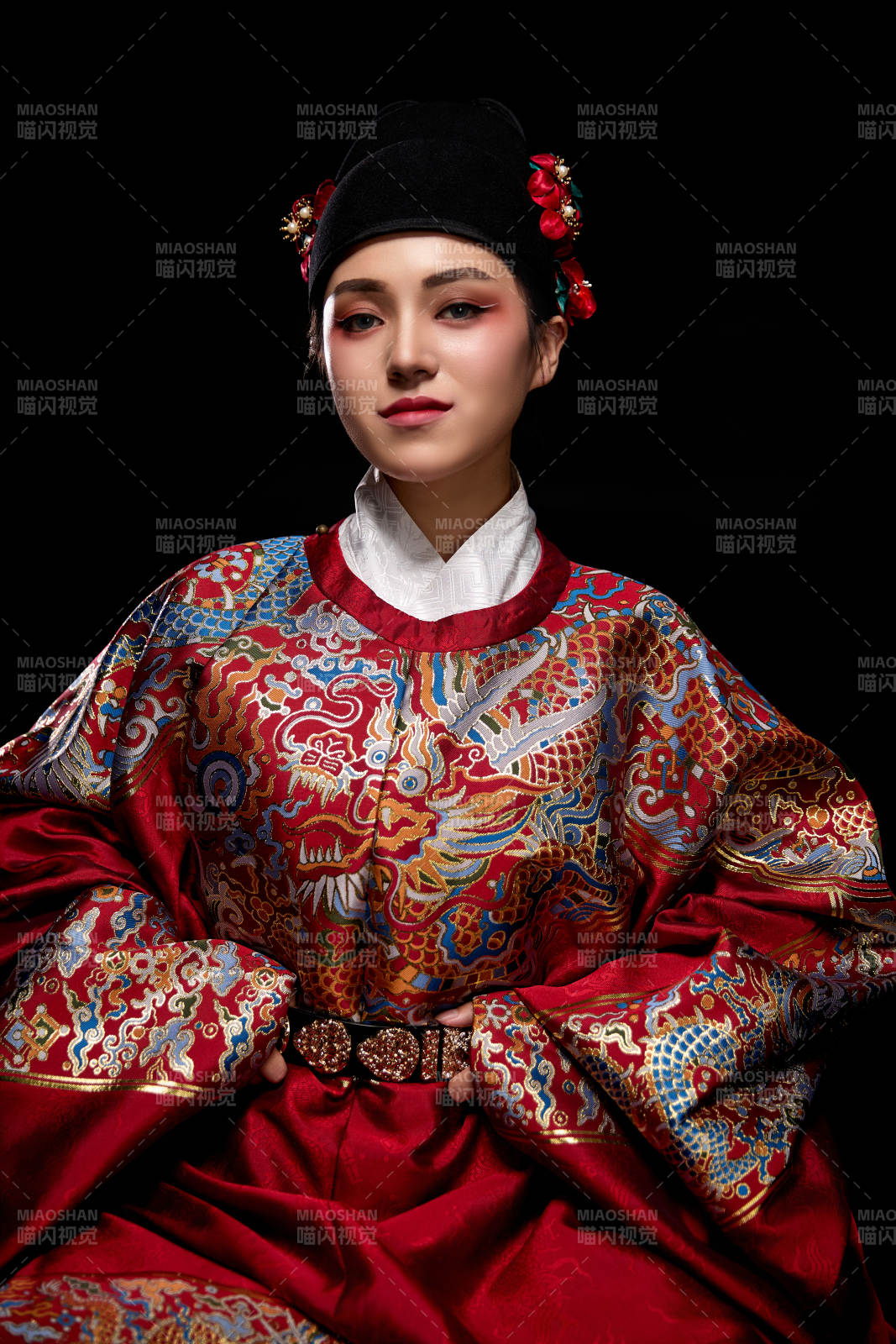 黑色背景下身着明代飞鱼服的青年女性