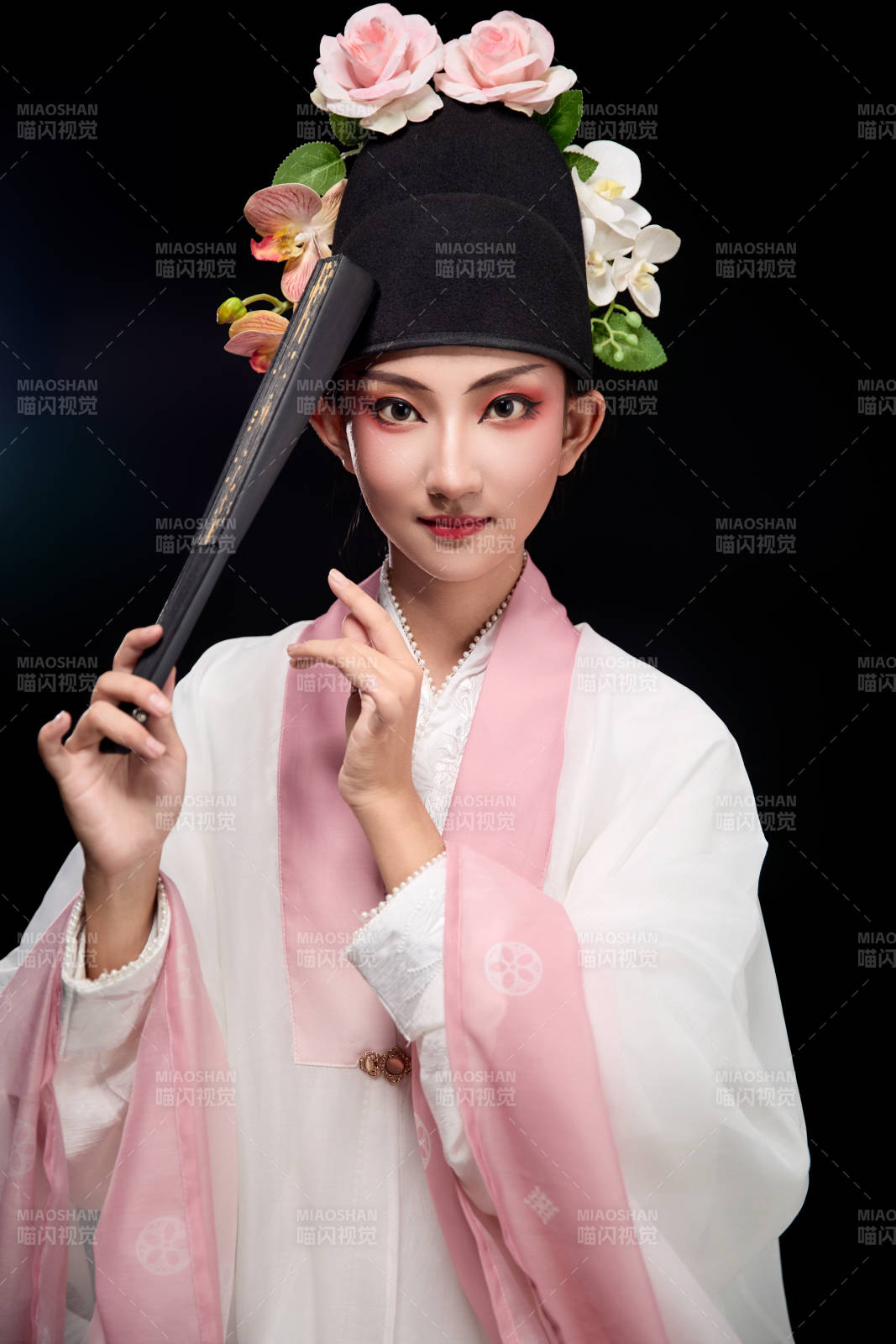 身著粵劇戲曲反串裝扮手持折扇的青年女性