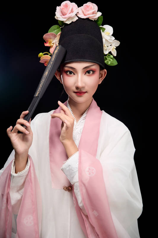 身着粤剧戏曲反串装扮手持折扇的青年女性