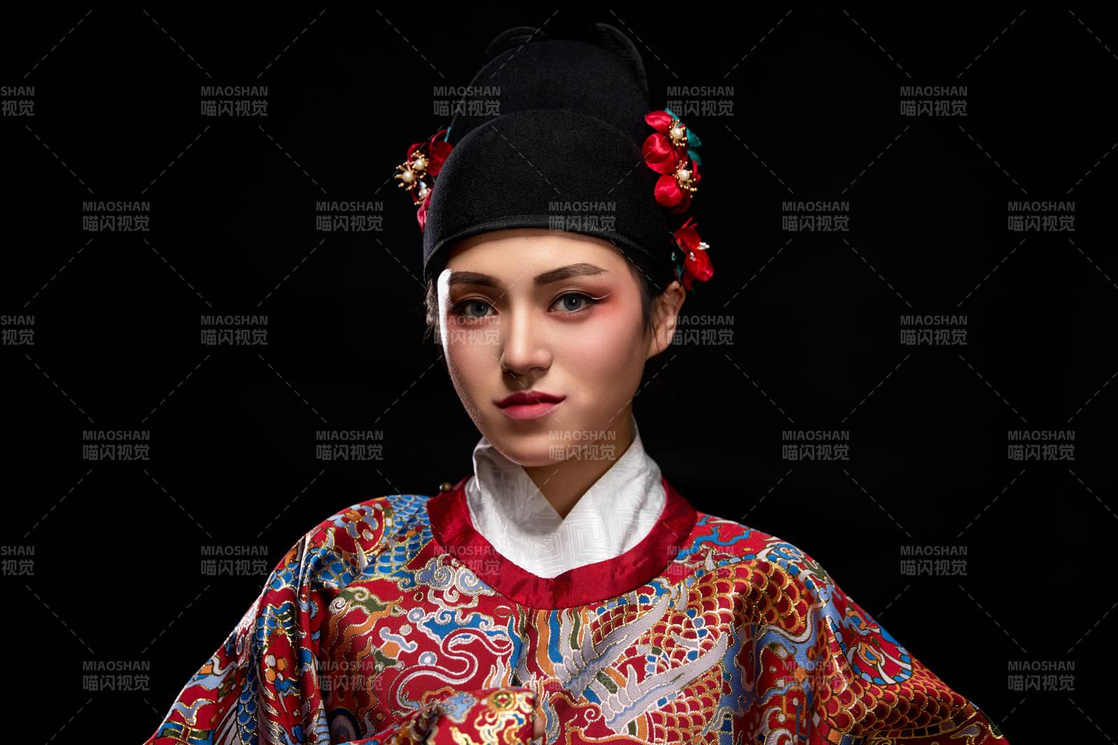 黑色背景下身着明代飞鱼服的青年女性