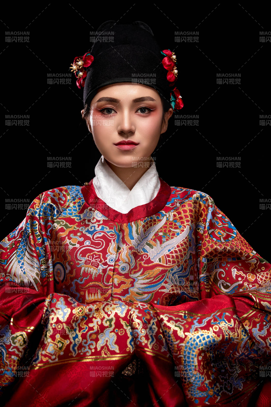 黑色背景下身着明代飞鱼服的青年女性