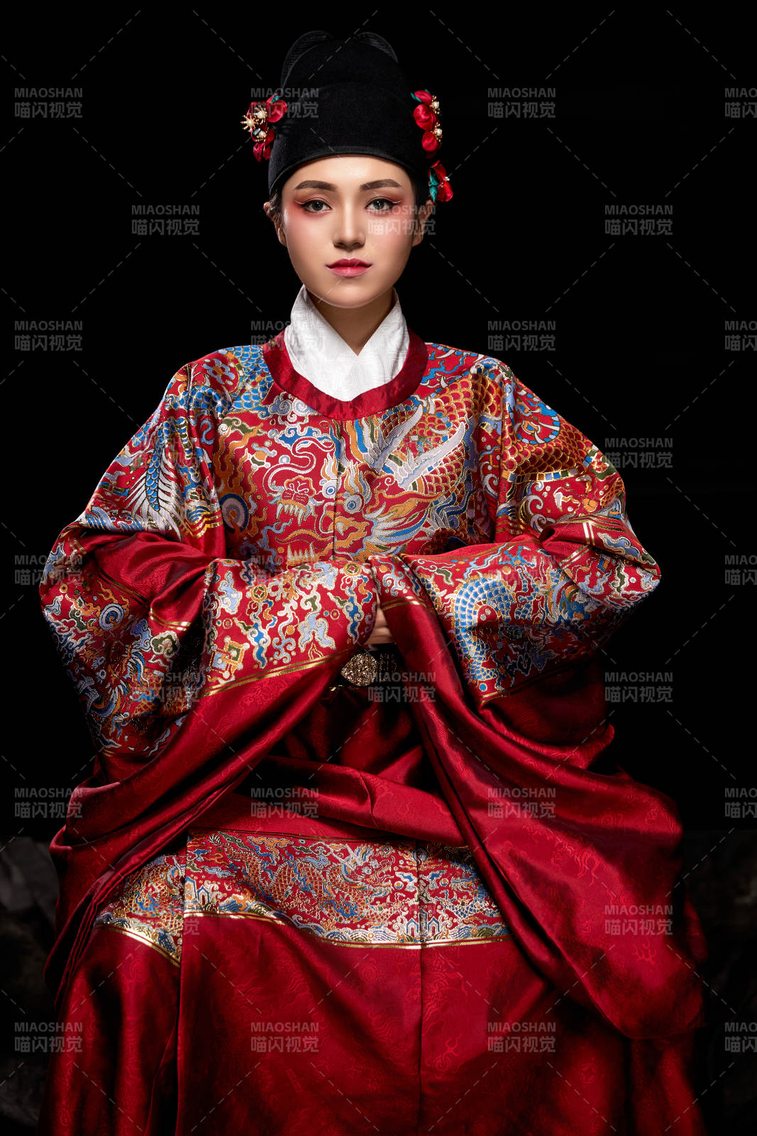 黑色背景下身著明代飛魚服的青年女性