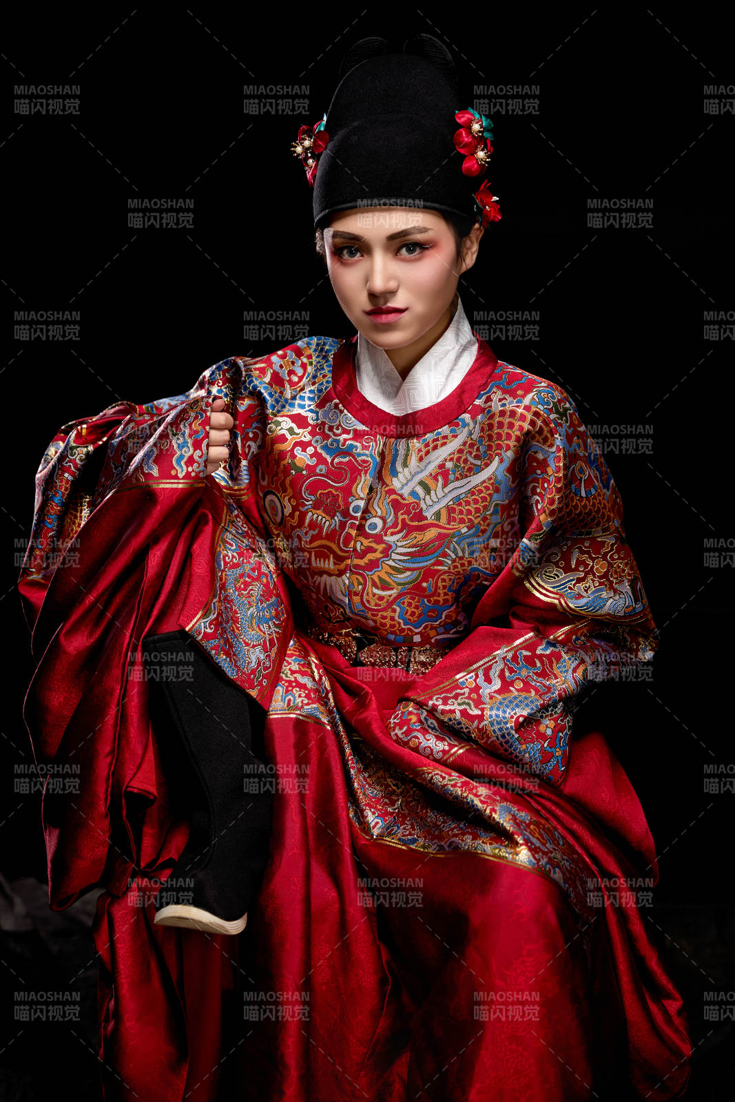 黑色背景下身着明代飞鱼服的青年女性