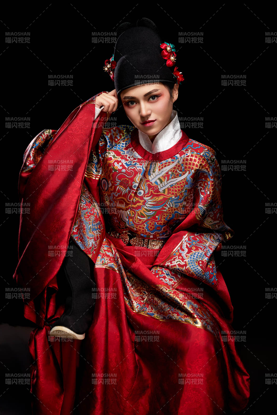 黑色背景下身着明代飞鱼服的青年女性