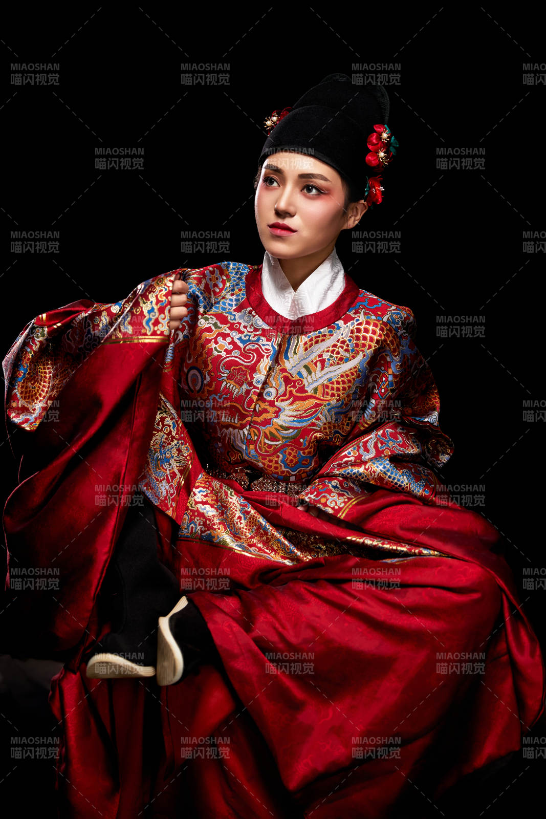 黑色背景下身著明代飛魚服的青年女性