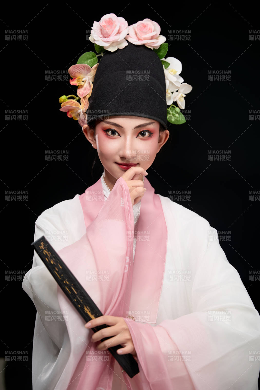 身着粤剧戏曲反串装扮手持折扇的青年女性