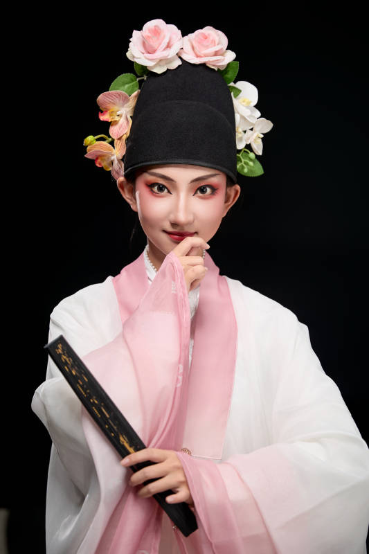 身着粤剧戏曲反串装扮手持折扇的青年女性