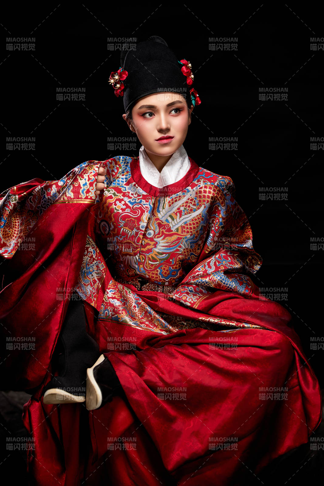 黑色背景下身着明代飞鱼服的青年女性