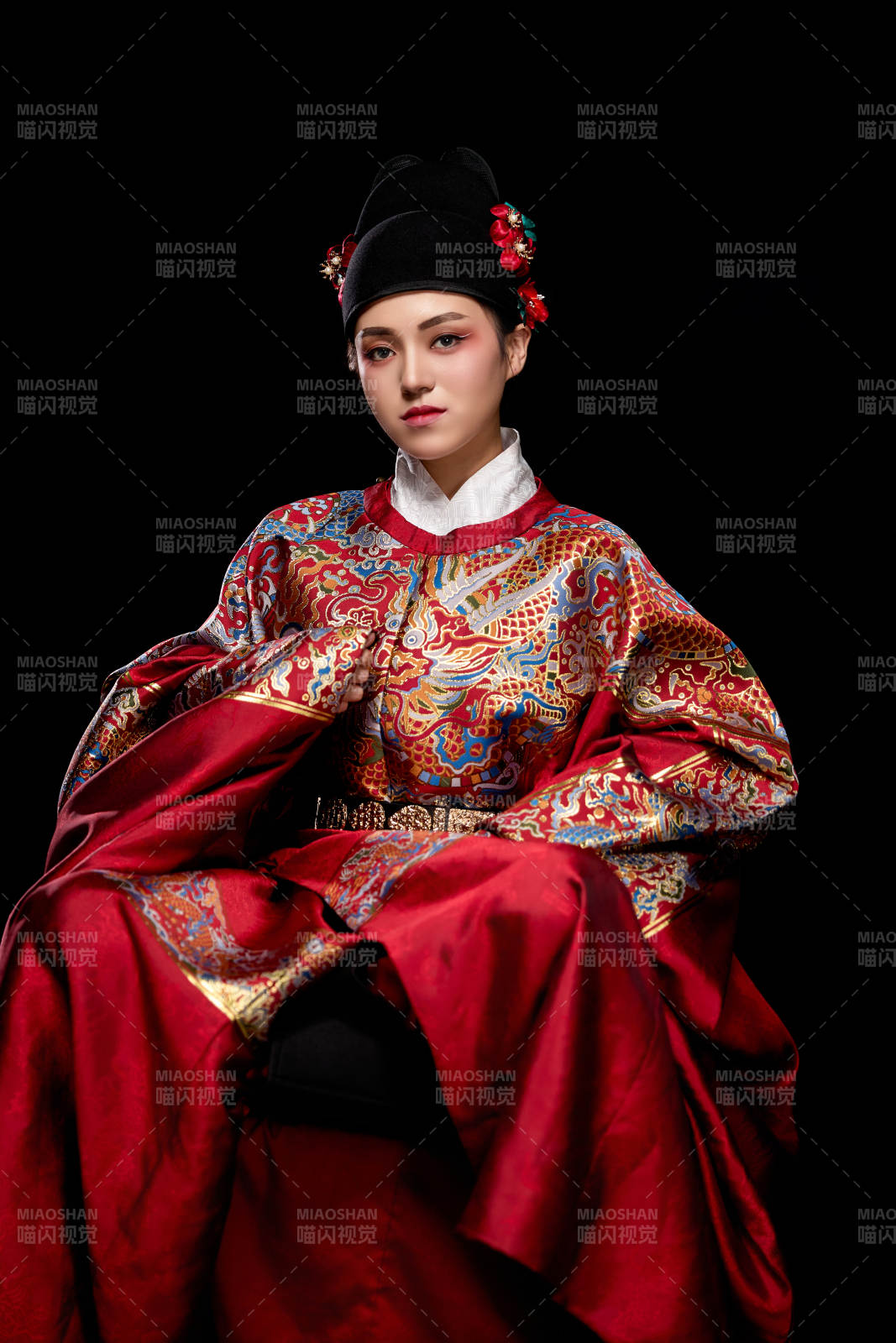 黑色背景下身著明代飛魚服的青年女性