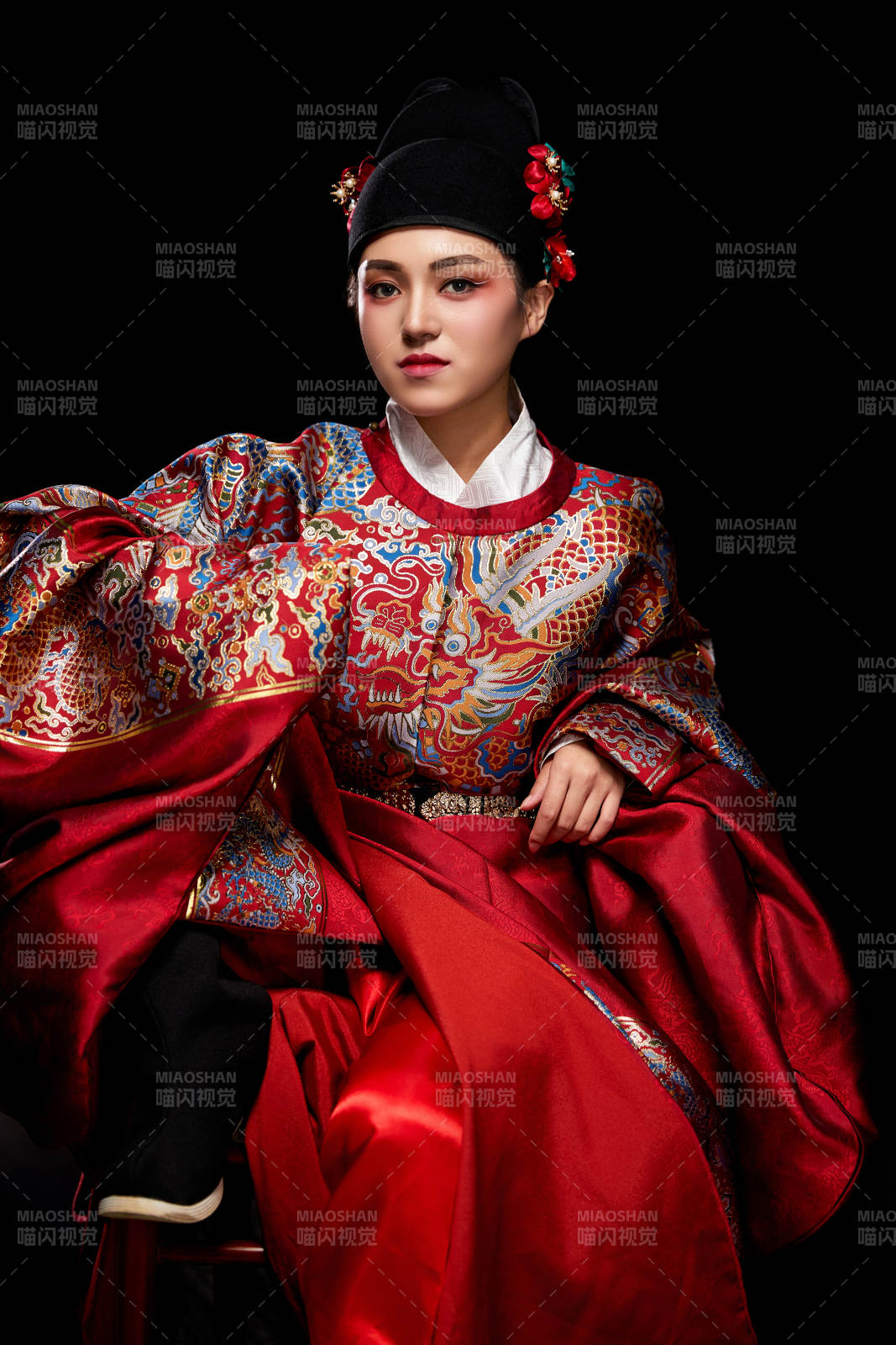 黑色背景下身著明代飛魚服的青年女性