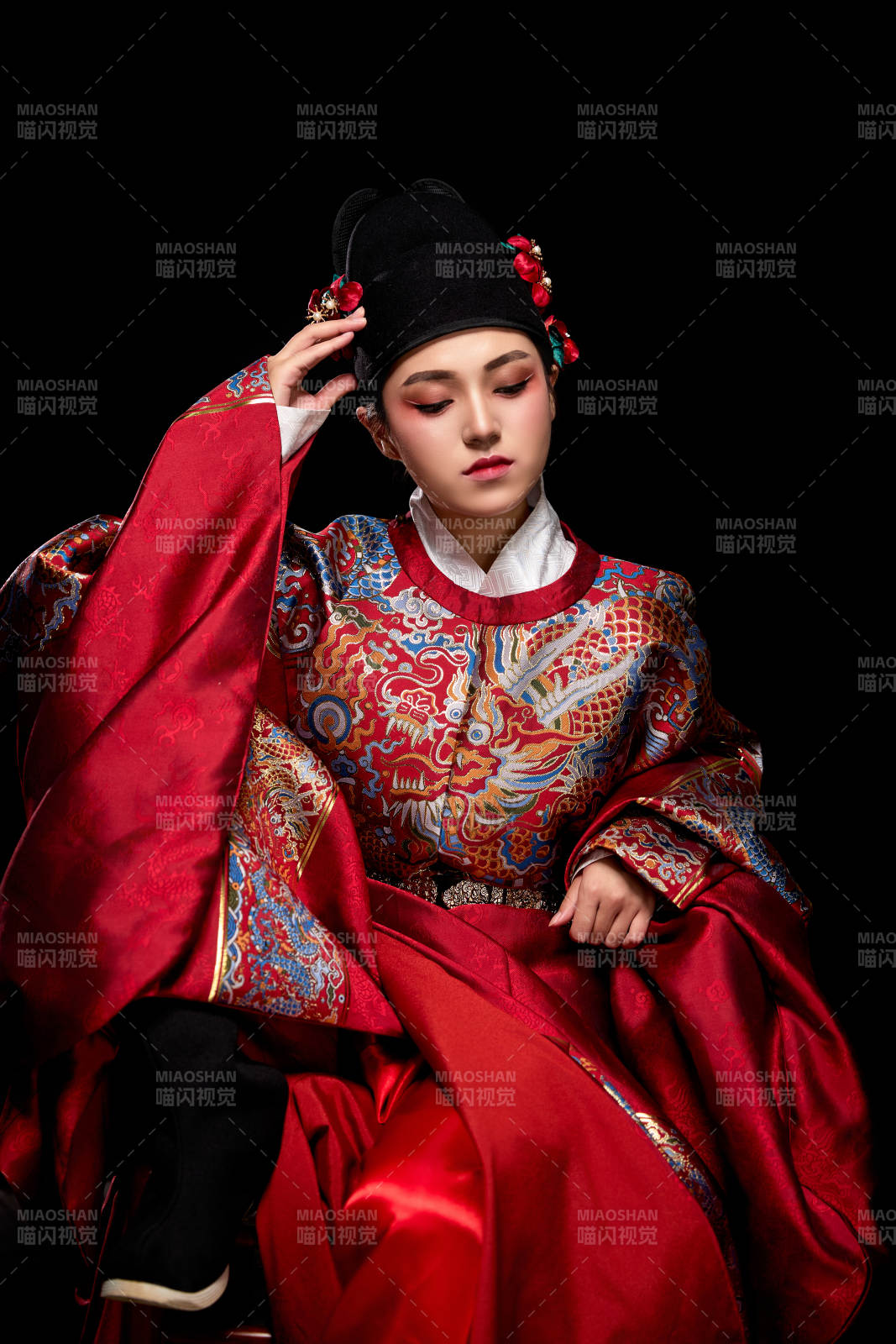 黑色背景下身著明代飛魚(yú)服的青年女性