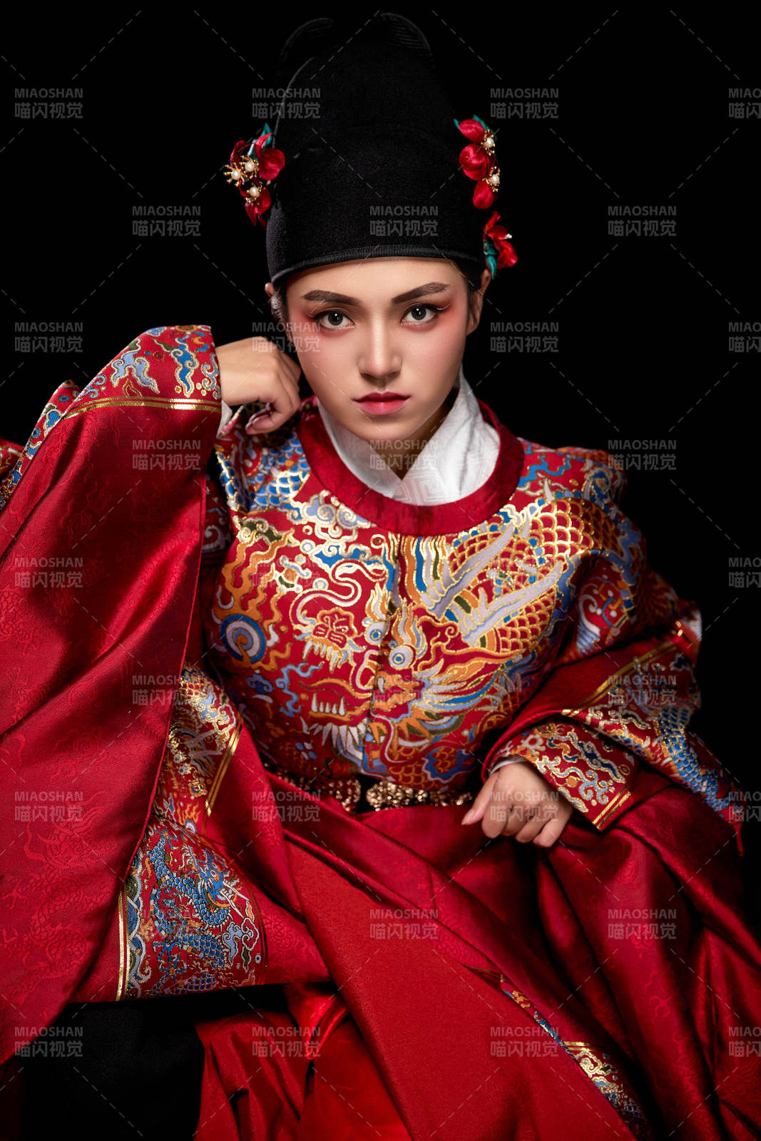 黑色背景下身著明代飛魚服的青年女性