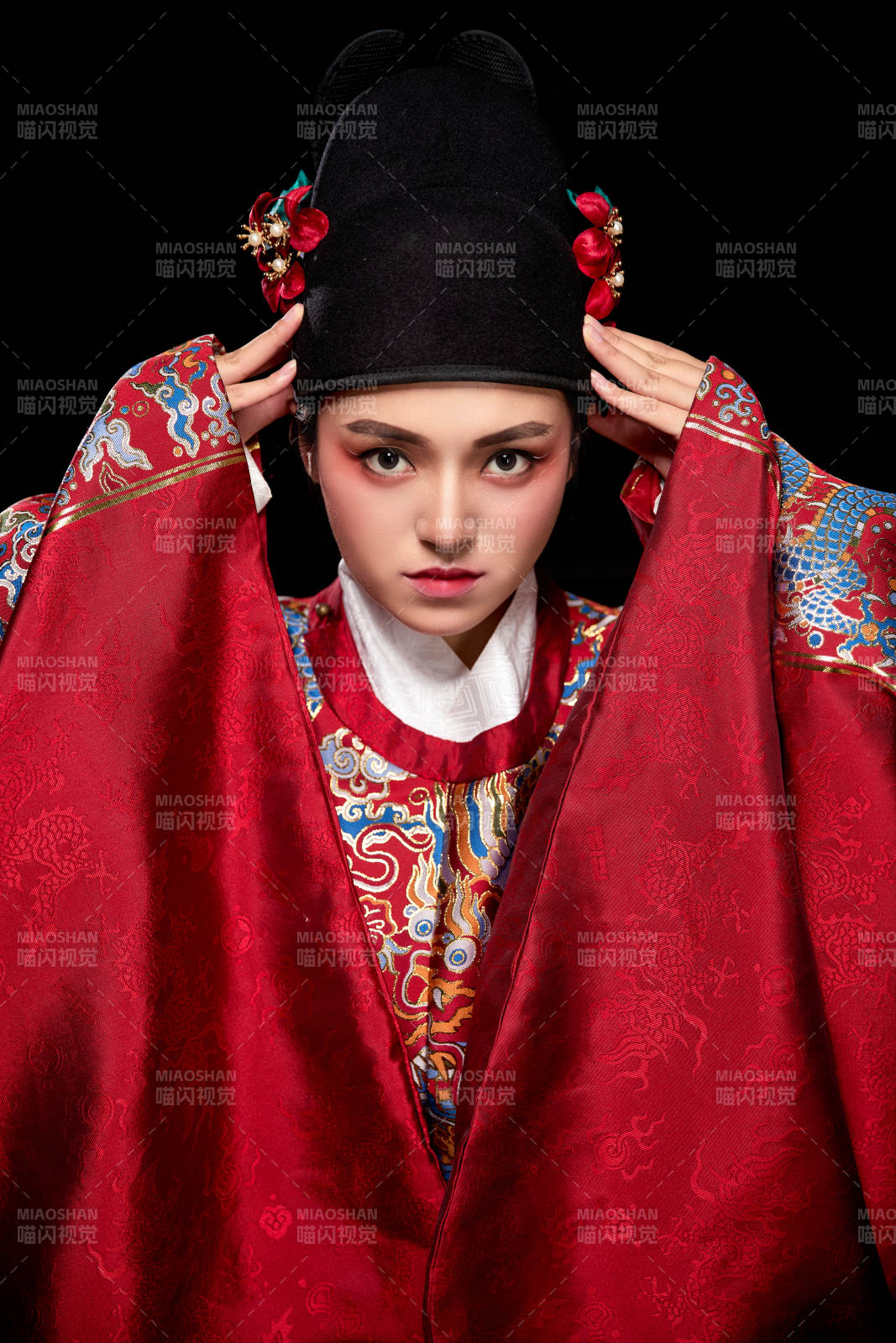 黑色背景下身著明代飛魚服的青年女性