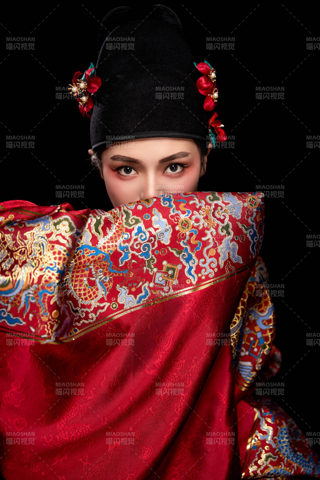 黑色背景下身著明代飛魚服的青年女性