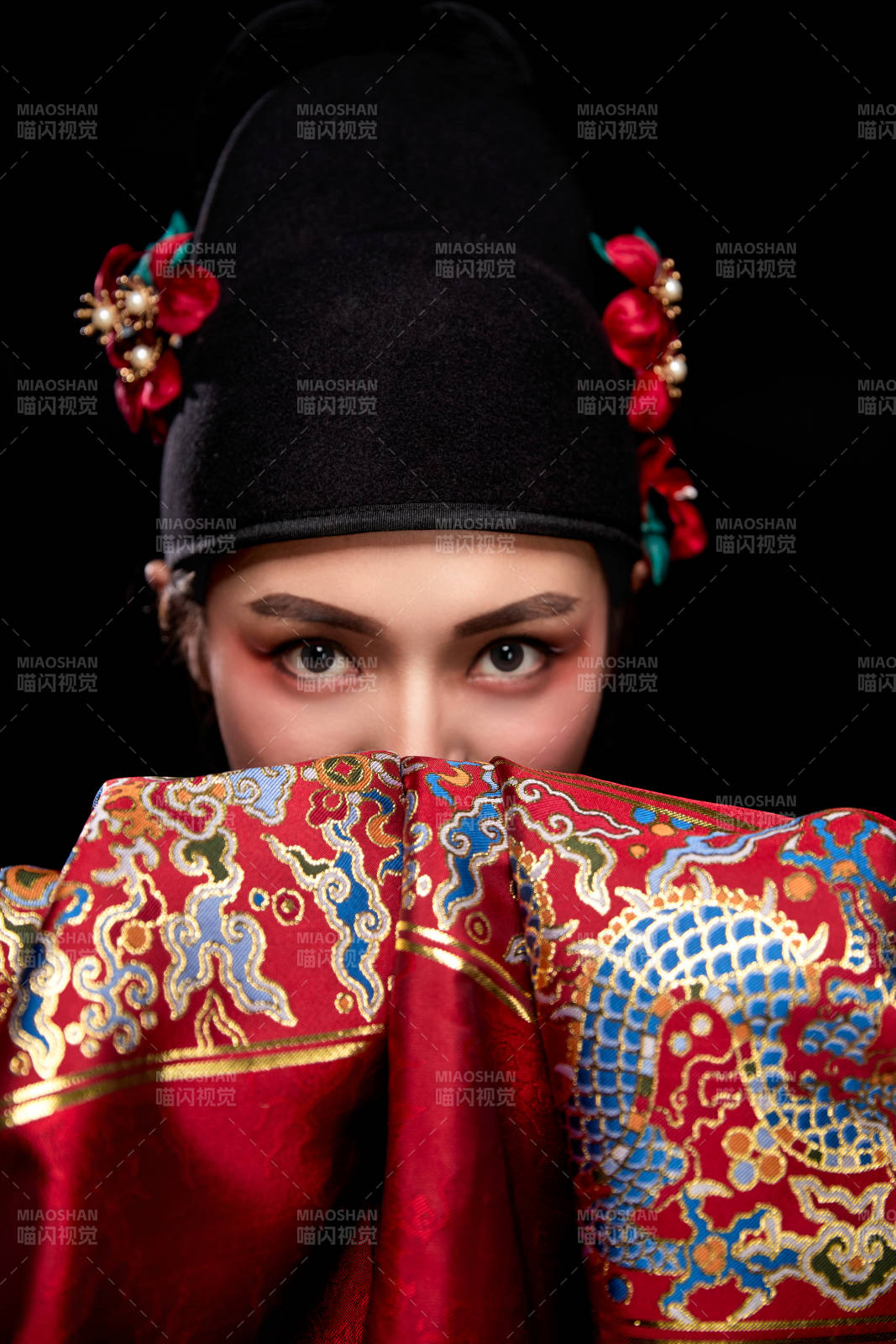 黑色背景下身著明代飛魚服的青年女性