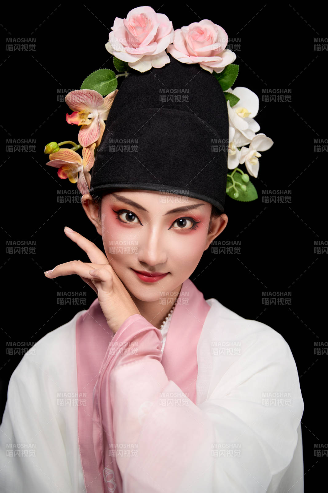 身着粤剧戏曲反串装扮手持折扇的青年女性