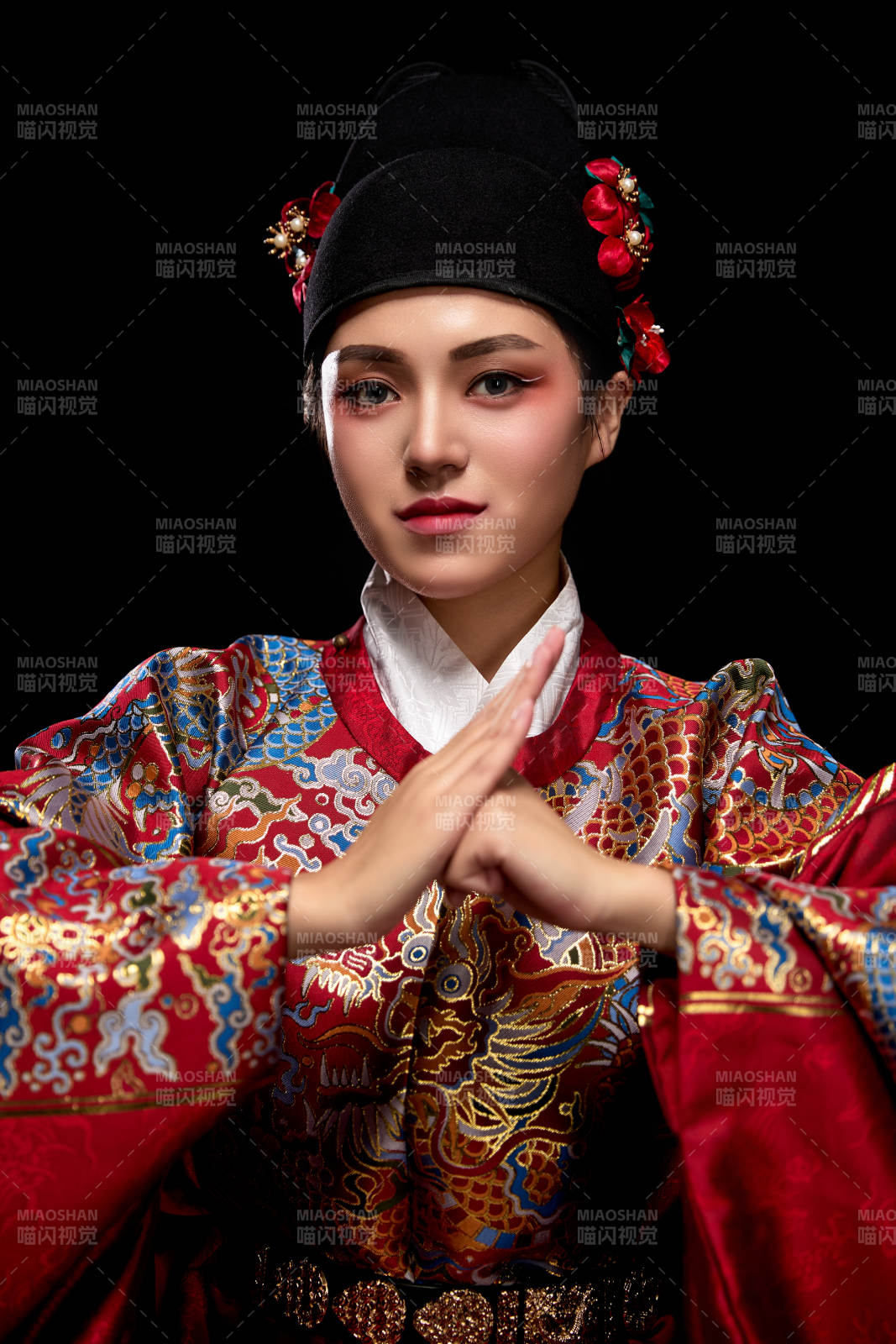 黑色背景下身着明代飞鱼服的青年女性