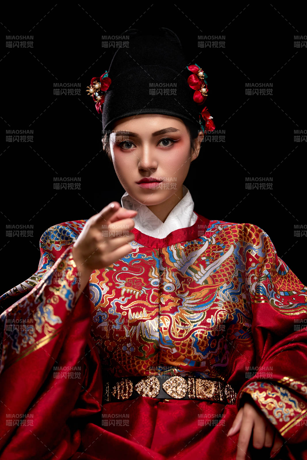 黑色背景下身着明代飞鱼服的青年女性