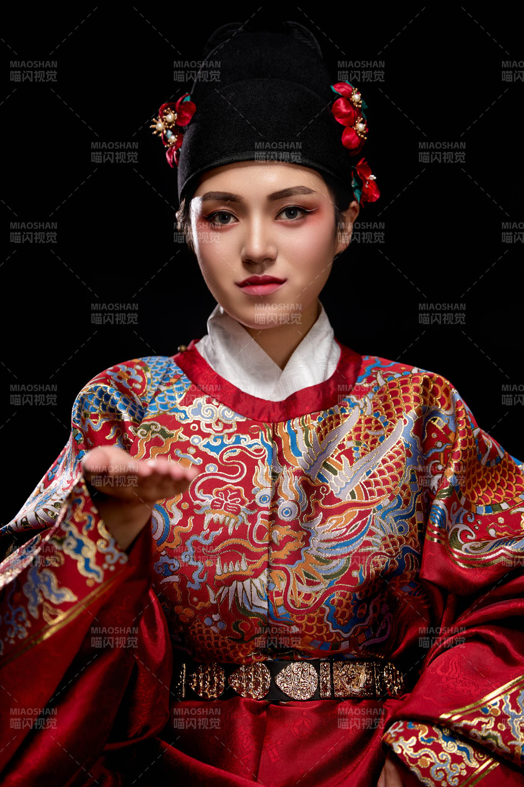 黑色背景下身著明代飛魚服的青年女性