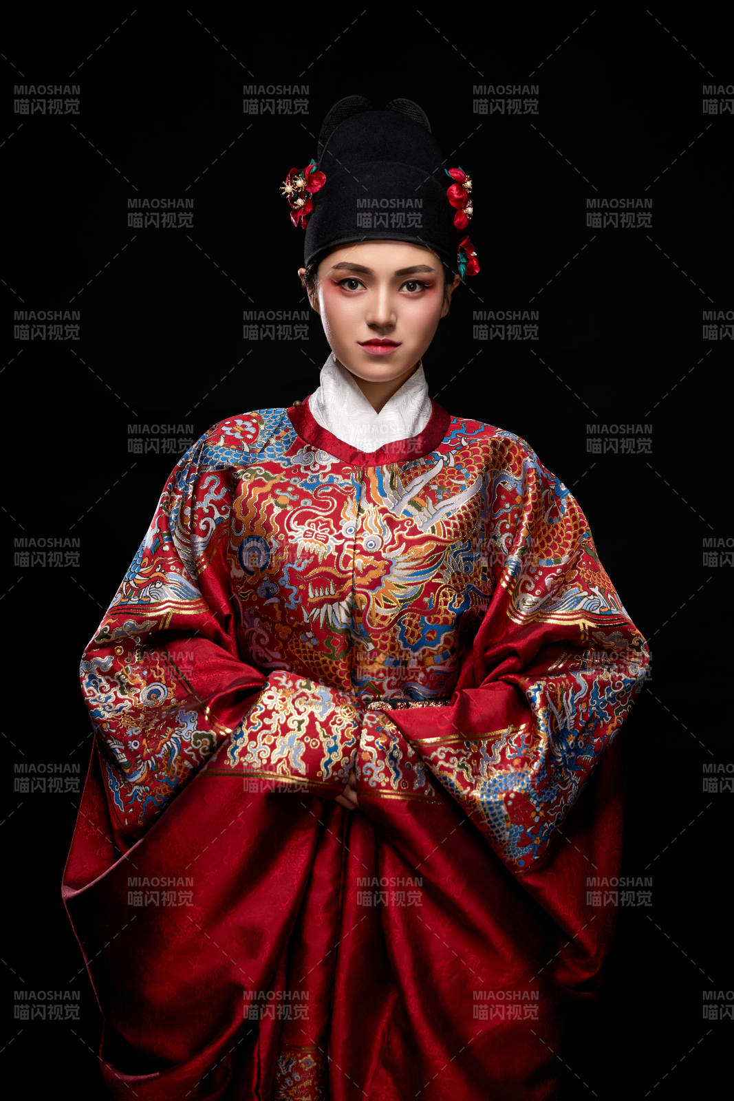 黑色背景下身著明代飛魚服的青年女性