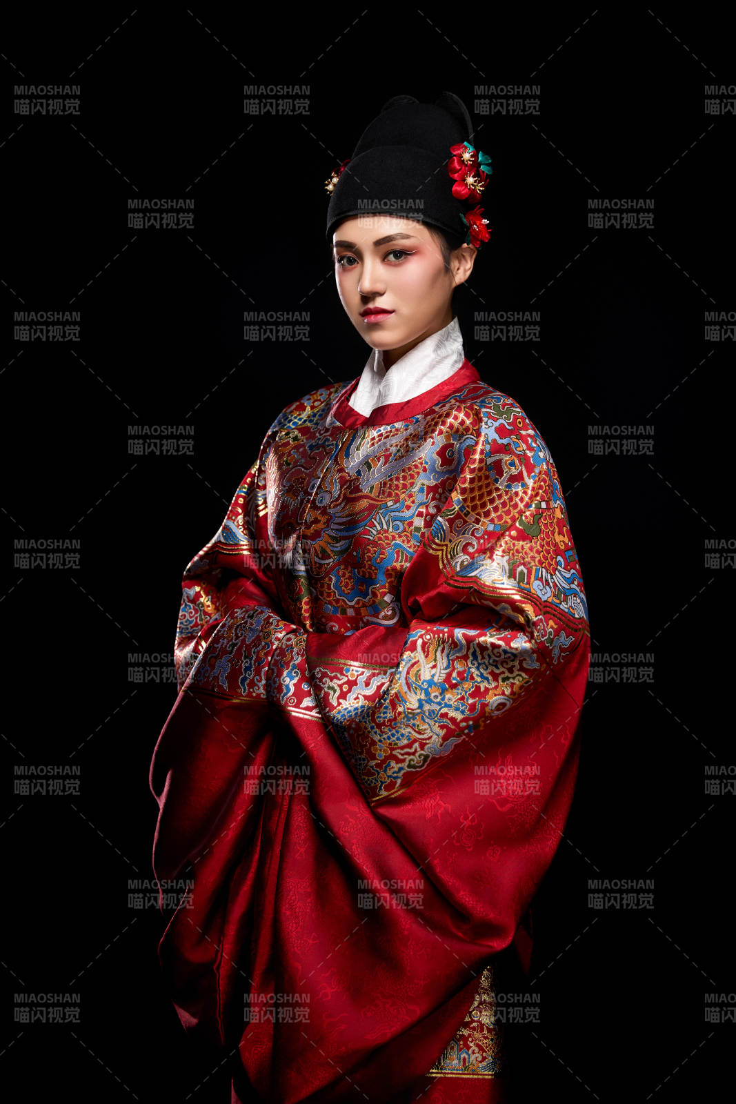 黑色背景下身著明代飛魚服的青年女性