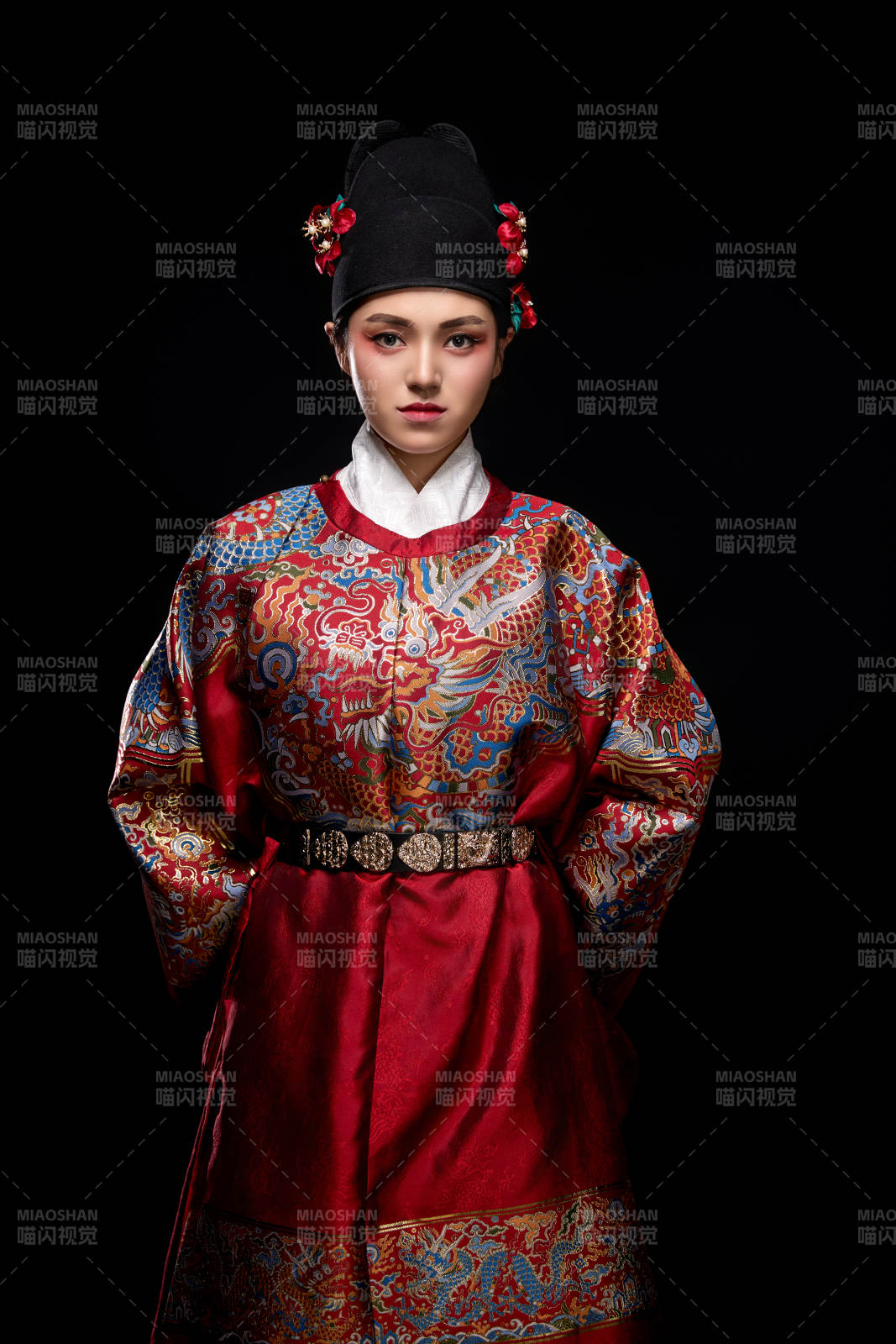 黑色背景下身著明代飛魚服的青年女性