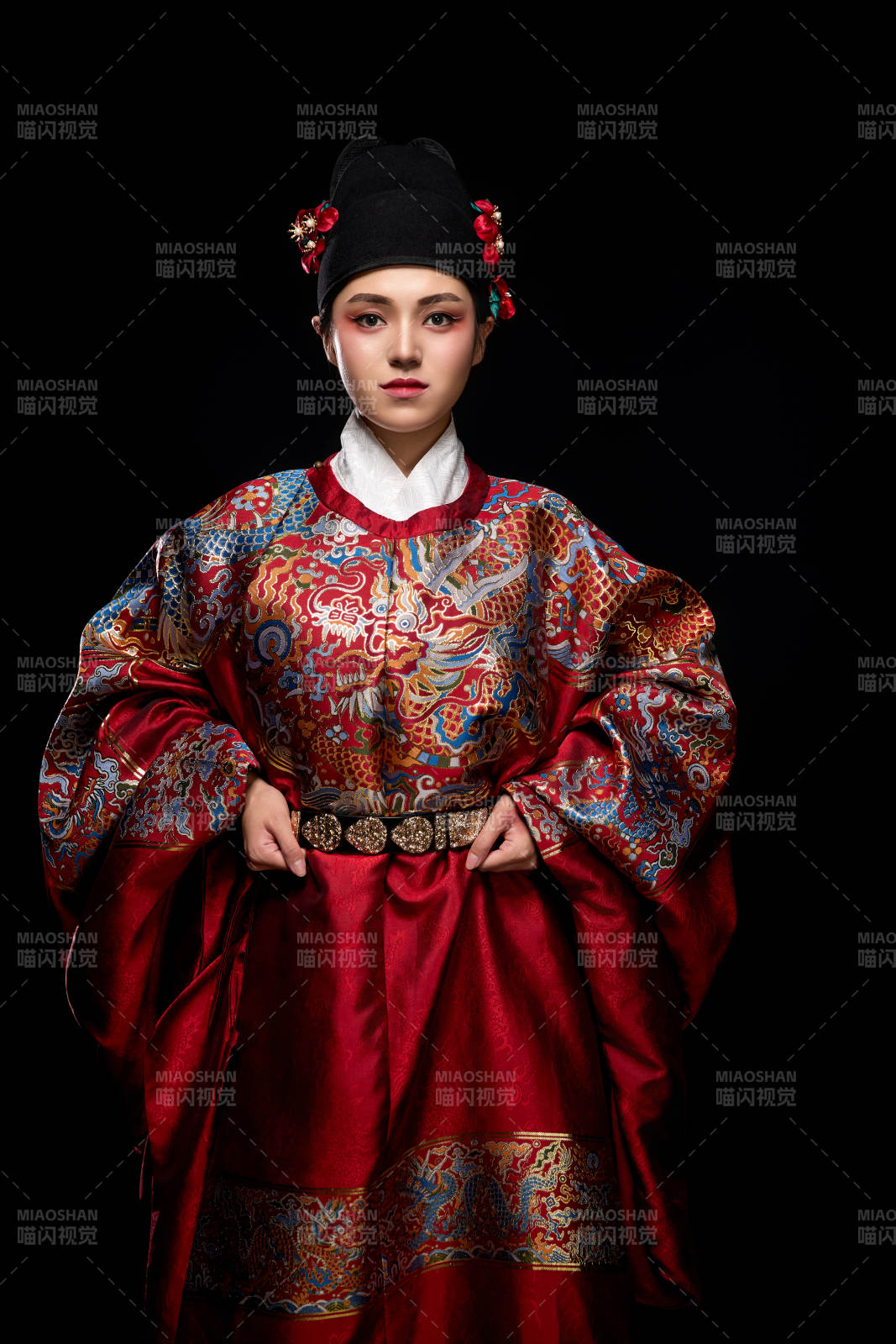 黑色背景下身著明代飛魚服的青年女性