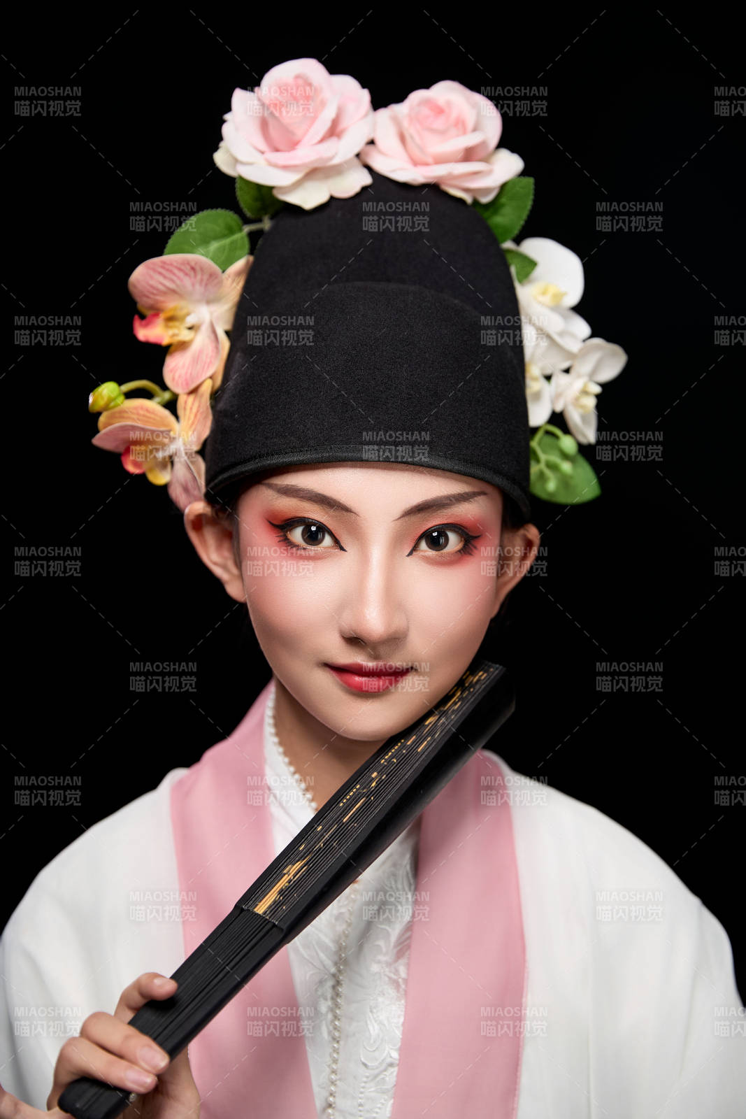 身着粤剧戏曲反串装扮手持折扇的青年女性