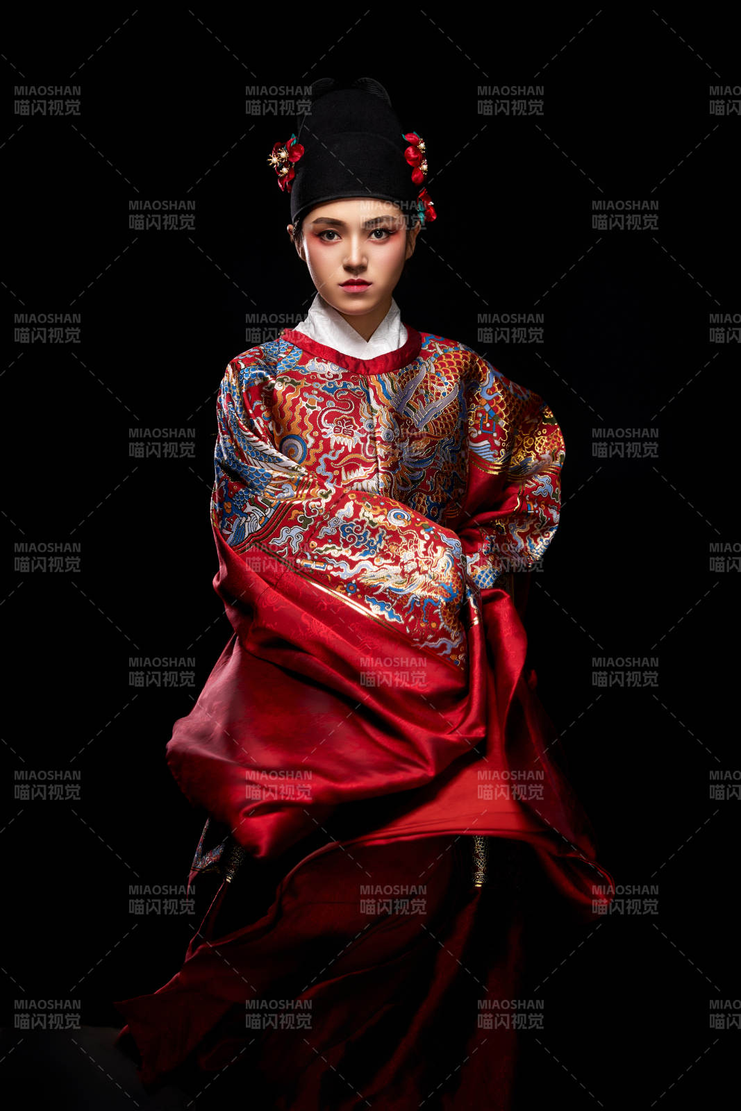黑色背景下身著明代飛魚服的青年女性