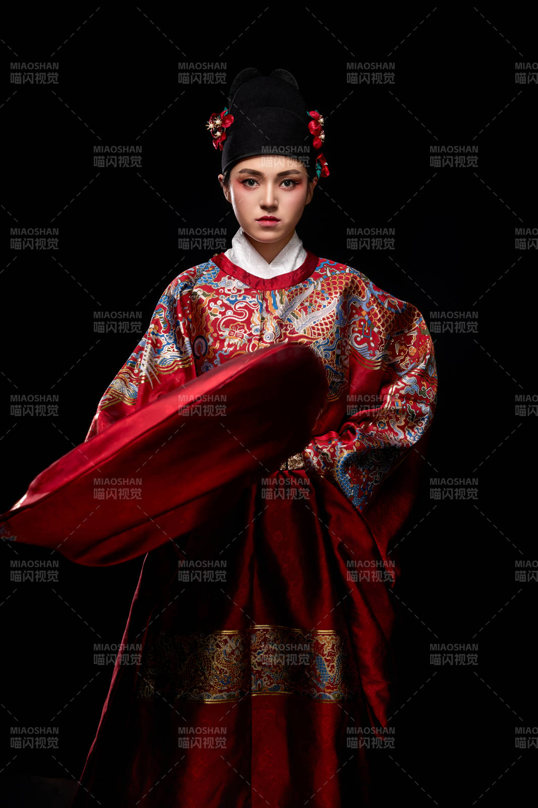 黑色背景下身着明代飞鱼服的青年女性