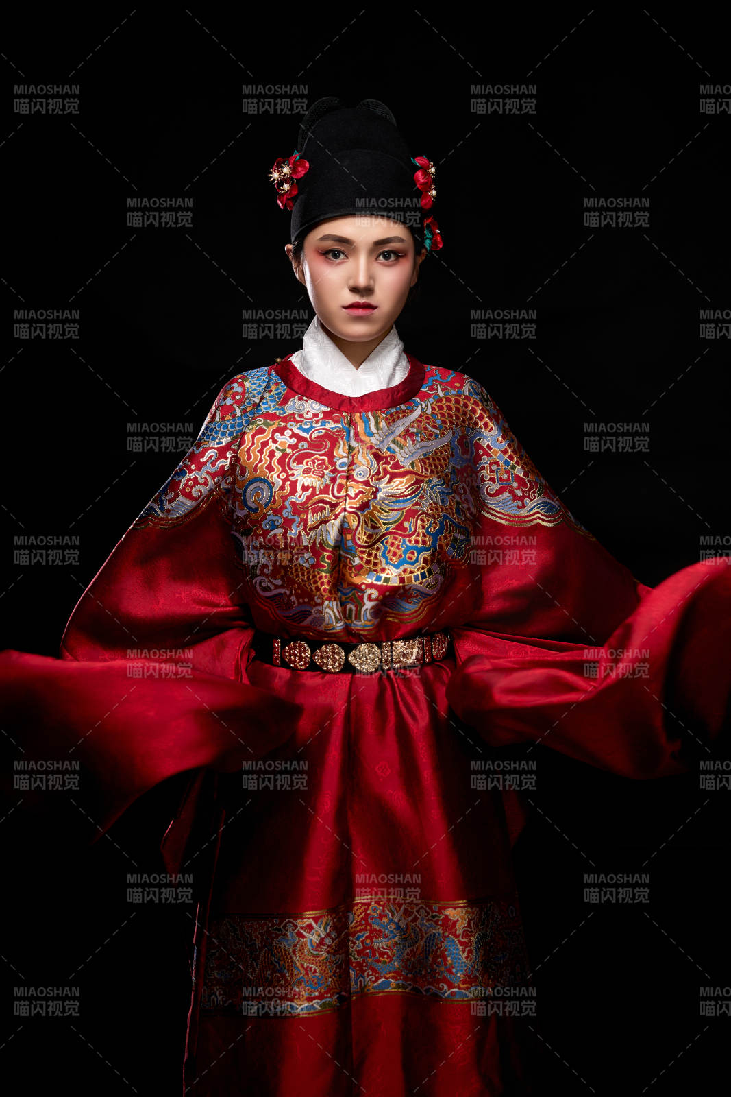 黑色背景下身著明代飛魚服的青年女性