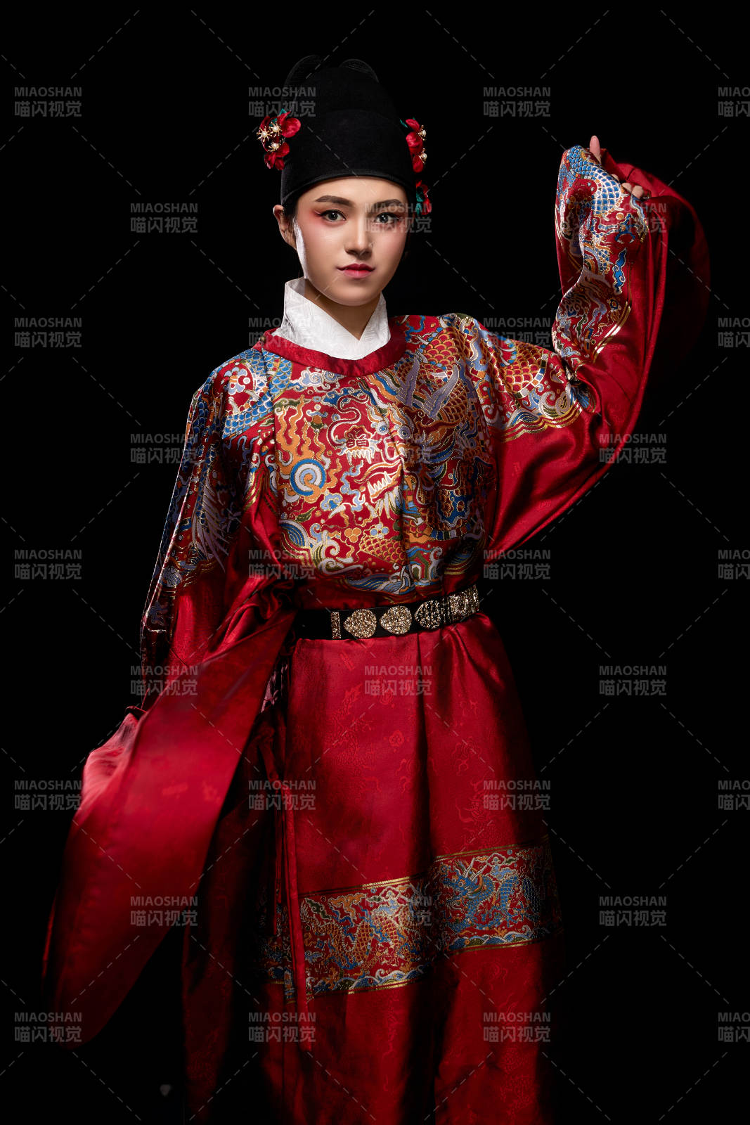 黑色背景下身著明代飛魚服的青年女性