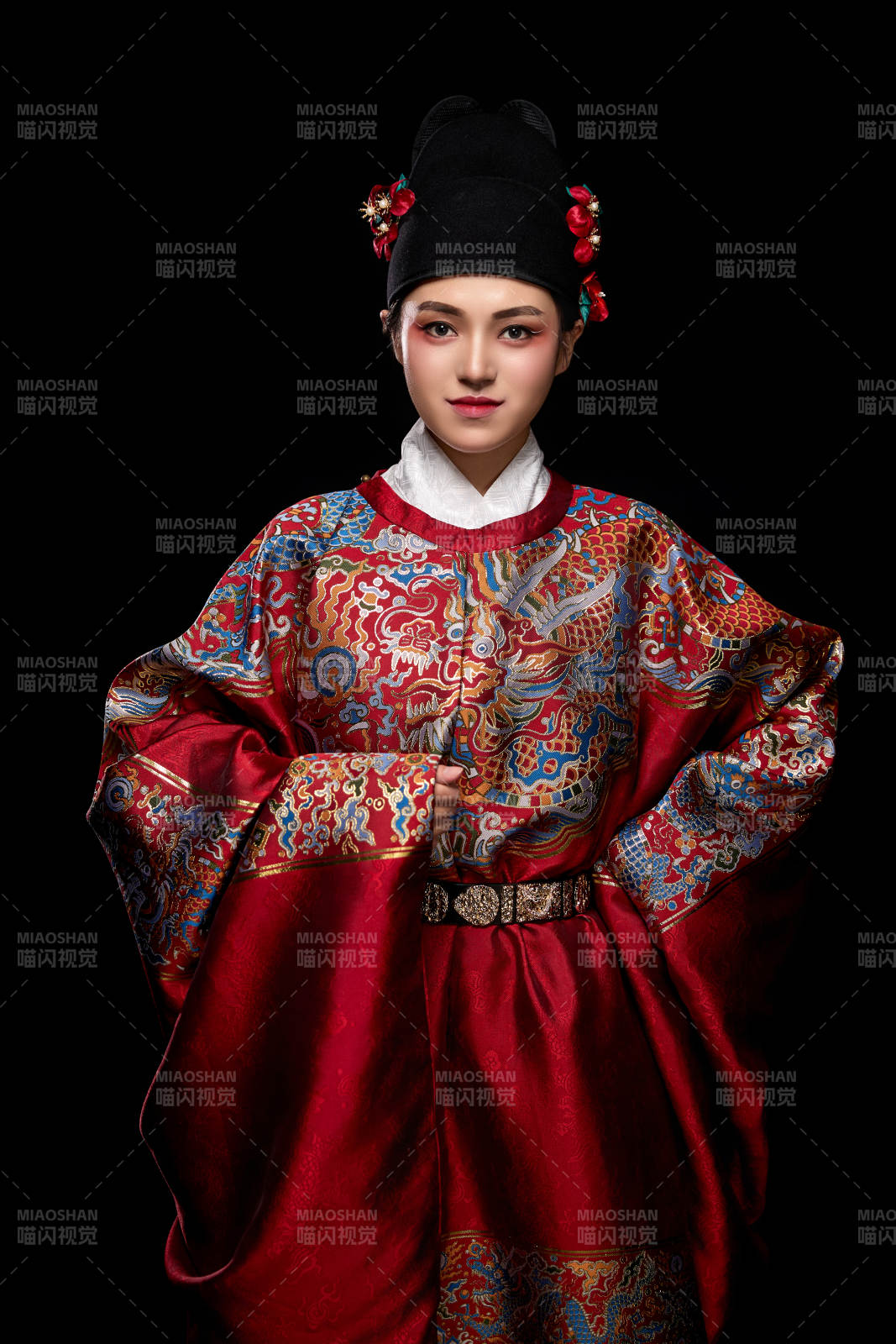 黑色背景下身着明代飞鱼服的青年女性