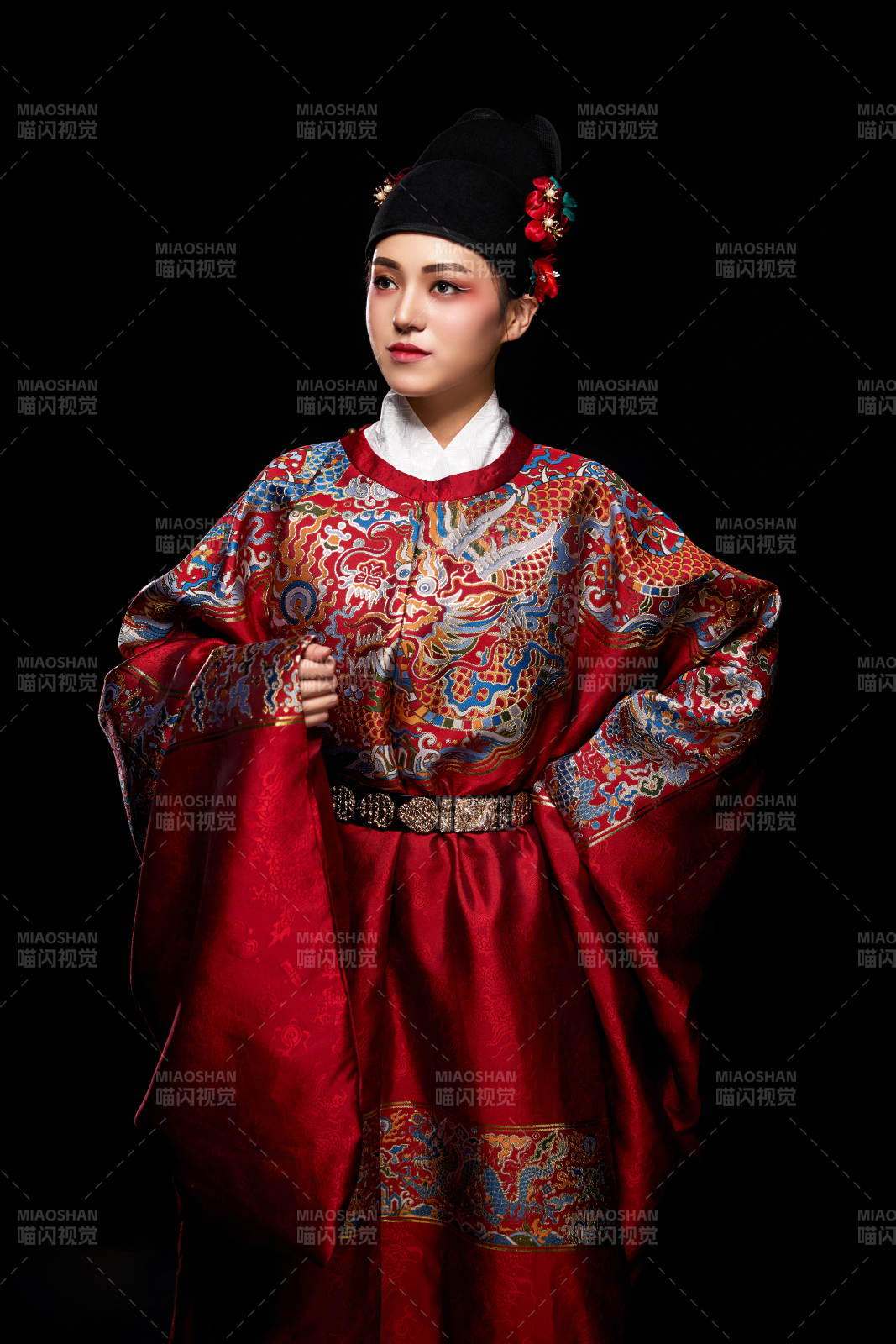 黑色背景下身着明代飞鱼服的青年女性