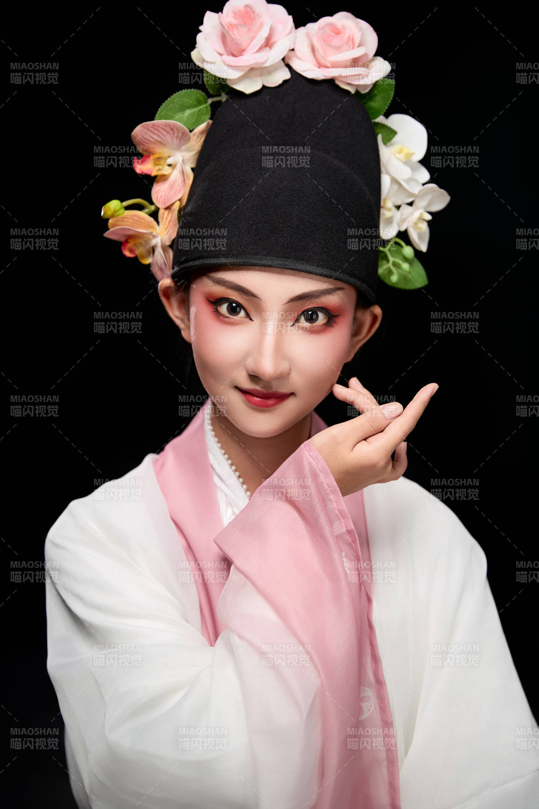 身著粵劇戲曲反串裝扮手持折扇的青年女性