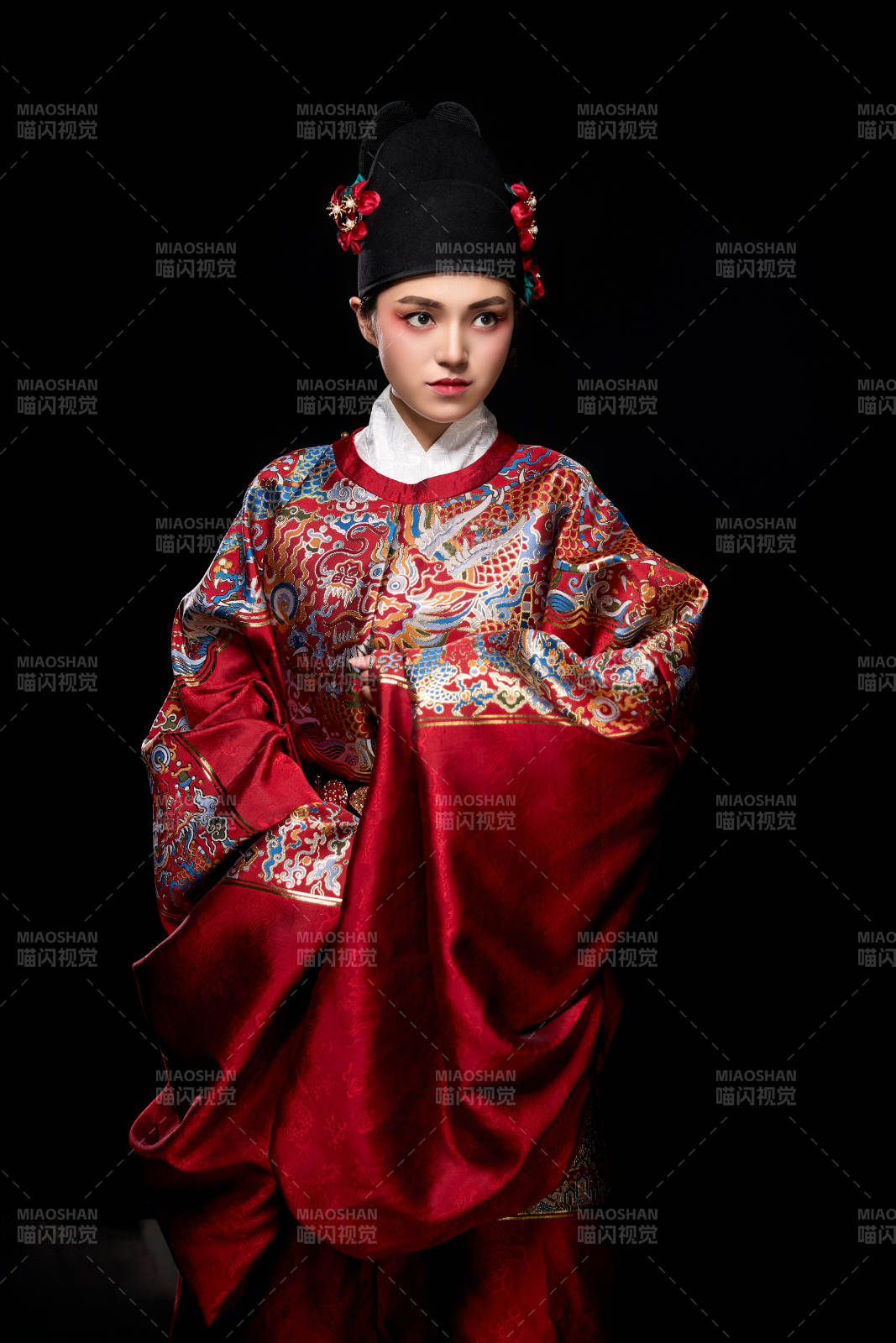 黑色背景下身著明代飛魚服的青年女性