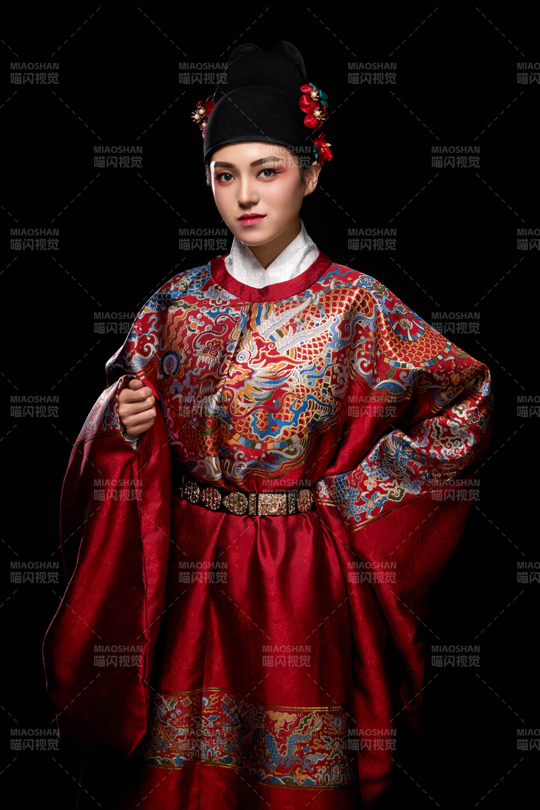 黑色背景下身着明代飞鱼服的青年女性