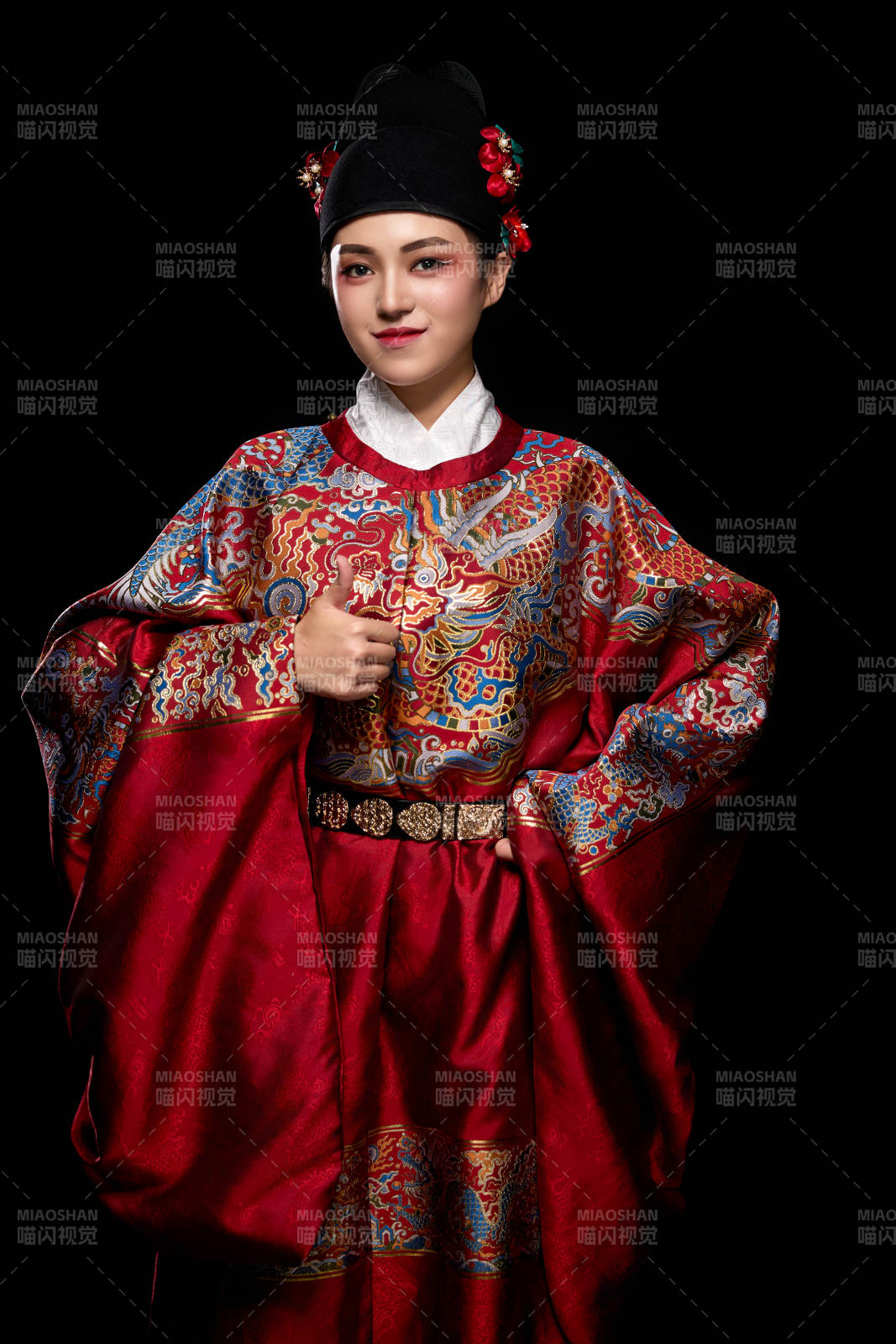 黑色背景下身著明代飛魚服的青年女性