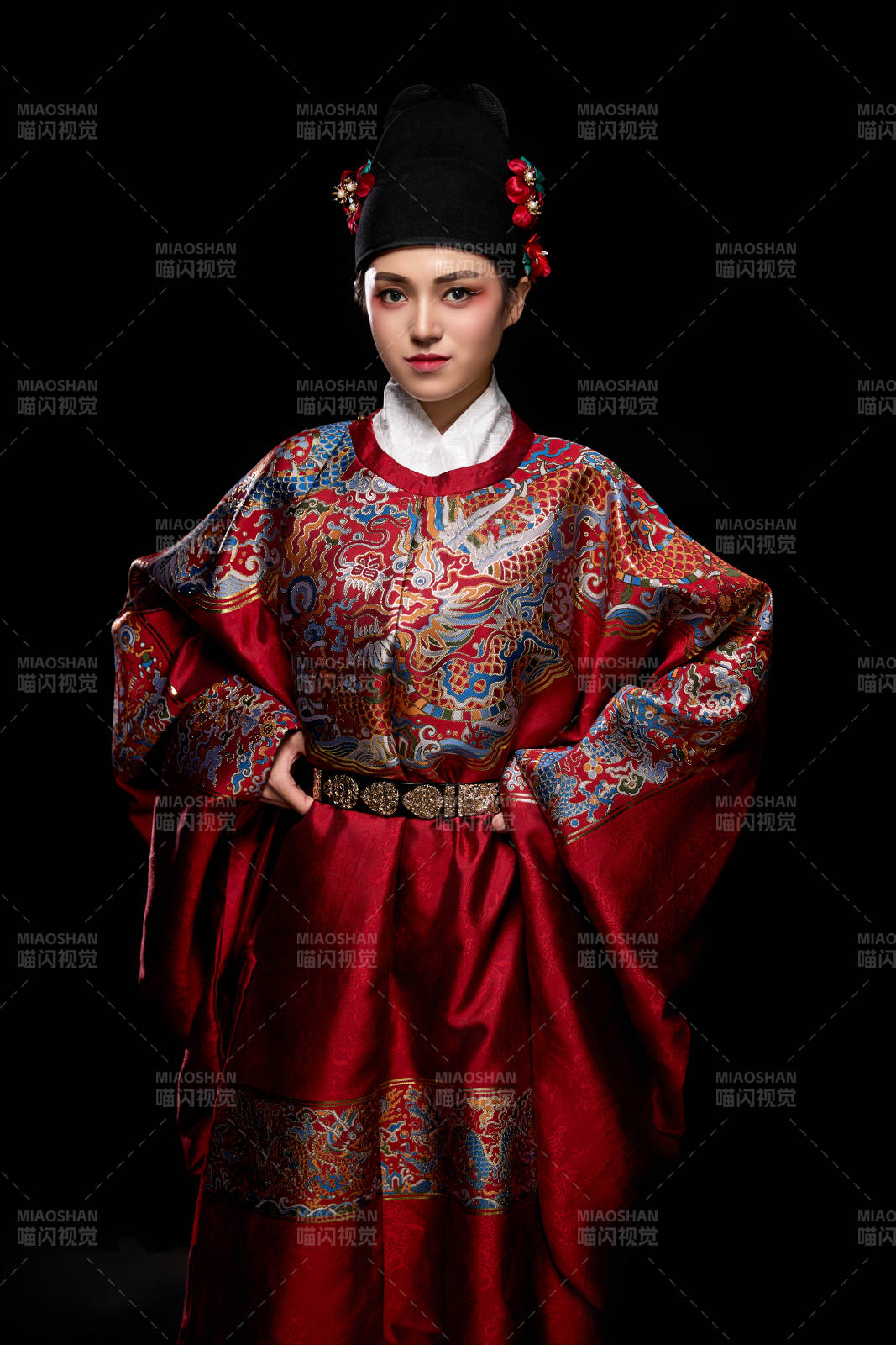 黑色背景下身着明代飞鱼服的青年女性