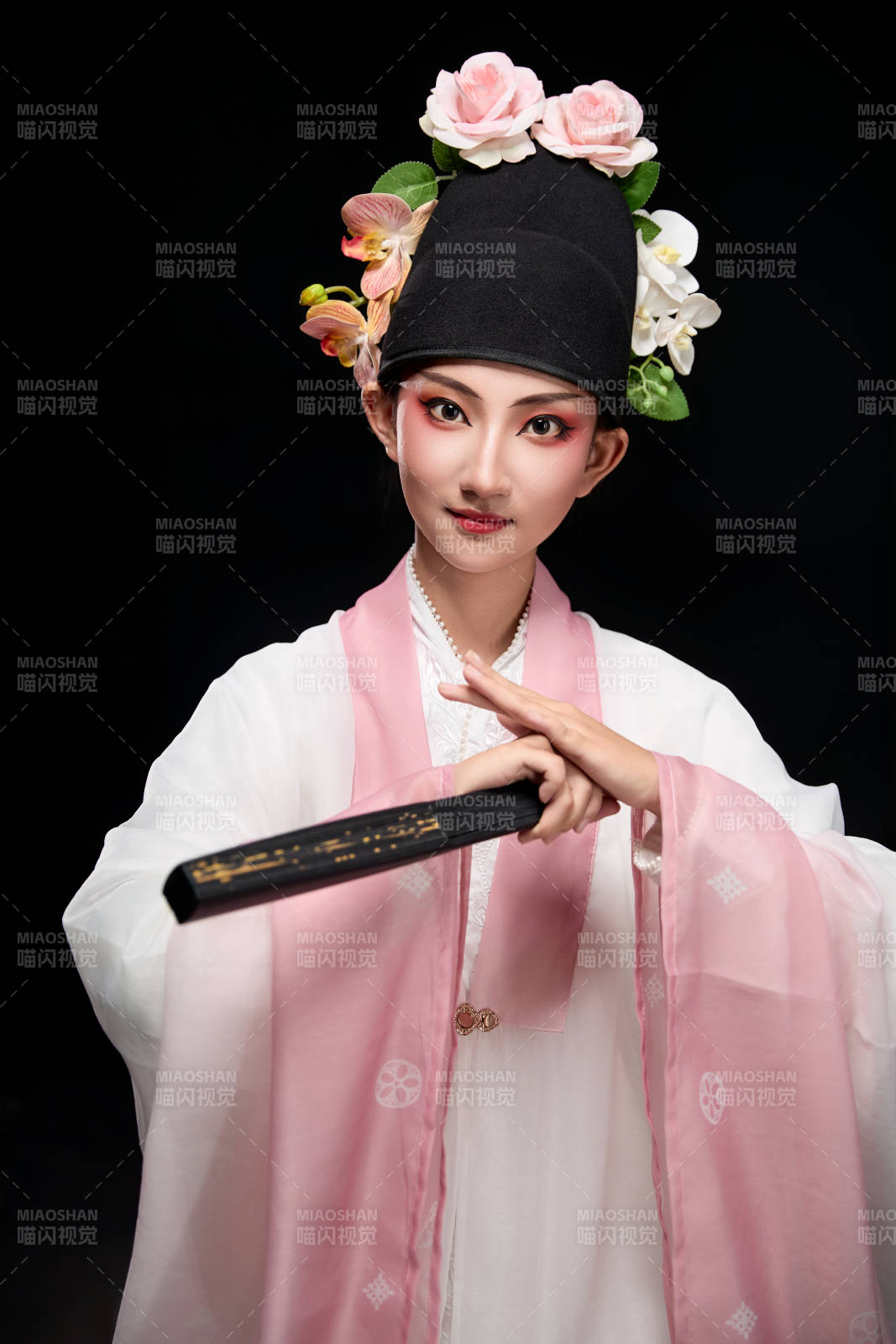 身著粵劇戲曲反串裝扮手持折扇的青年女性