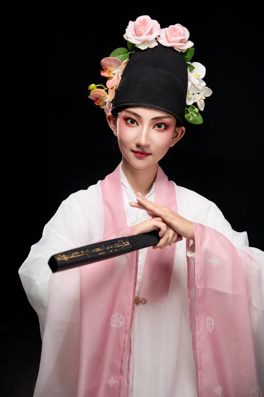 身着粤剧戏曲反串装扮手持折扇的青年女性