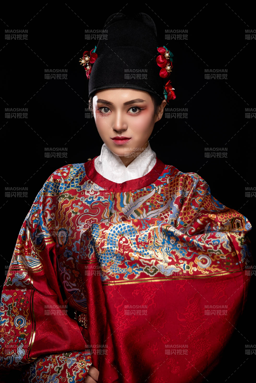 黑色背景下身著明代飛魚服的青年女性