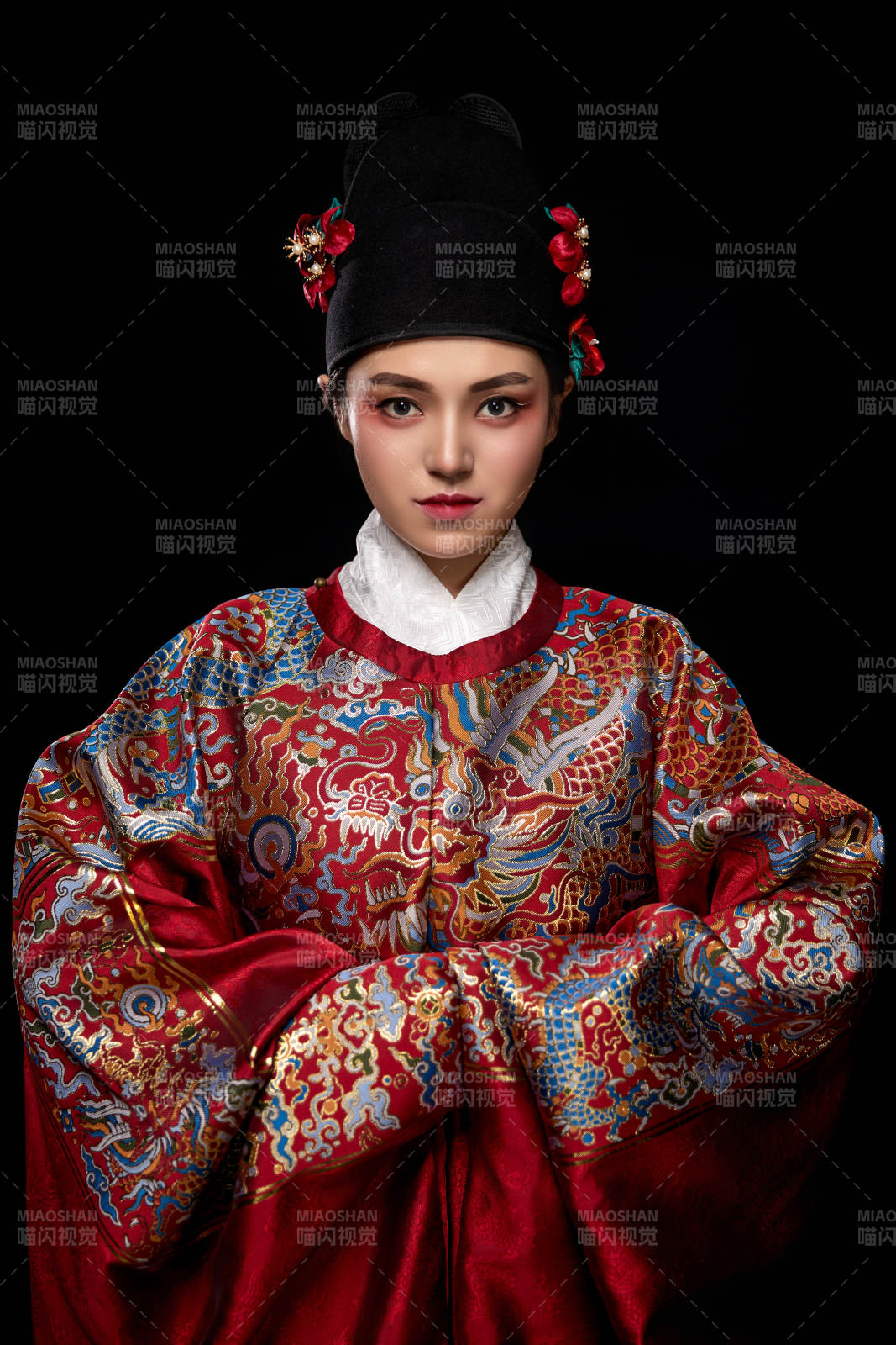 黑色背景下身著明代飛魚服的青年女性