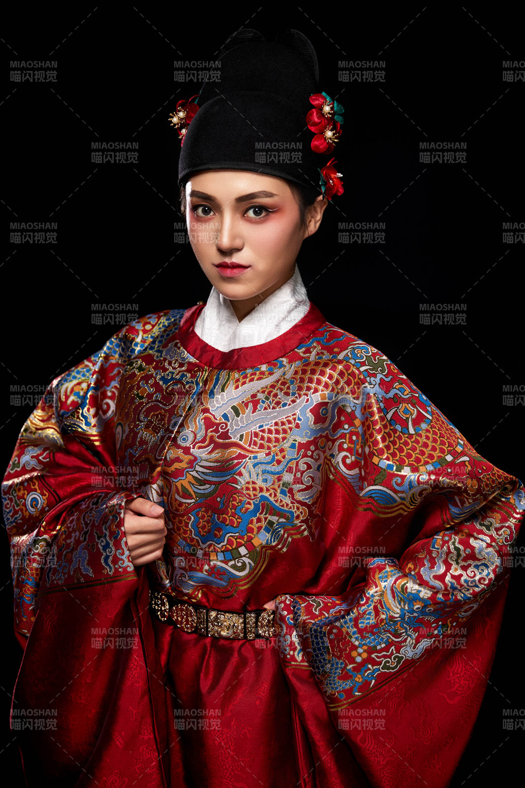 黑色背景下身著明代飛魚服的青年女性