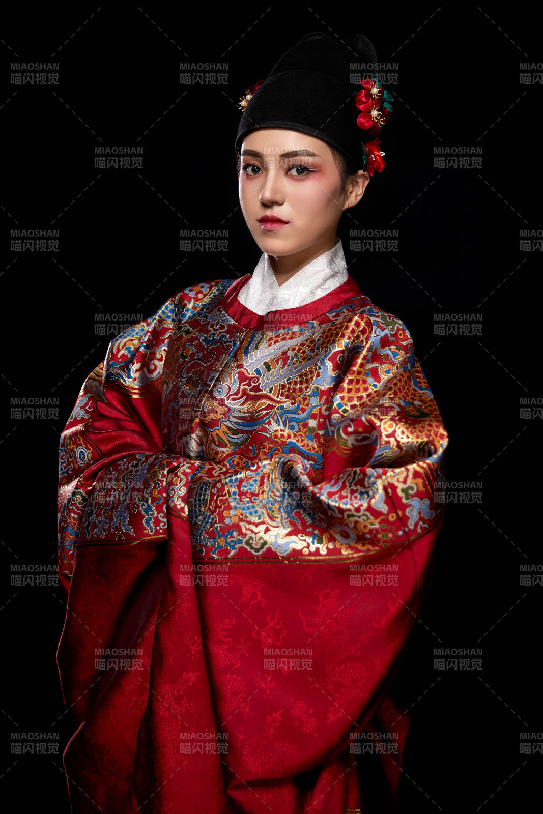 黑色背景下身著明代飛魚服的青年女性